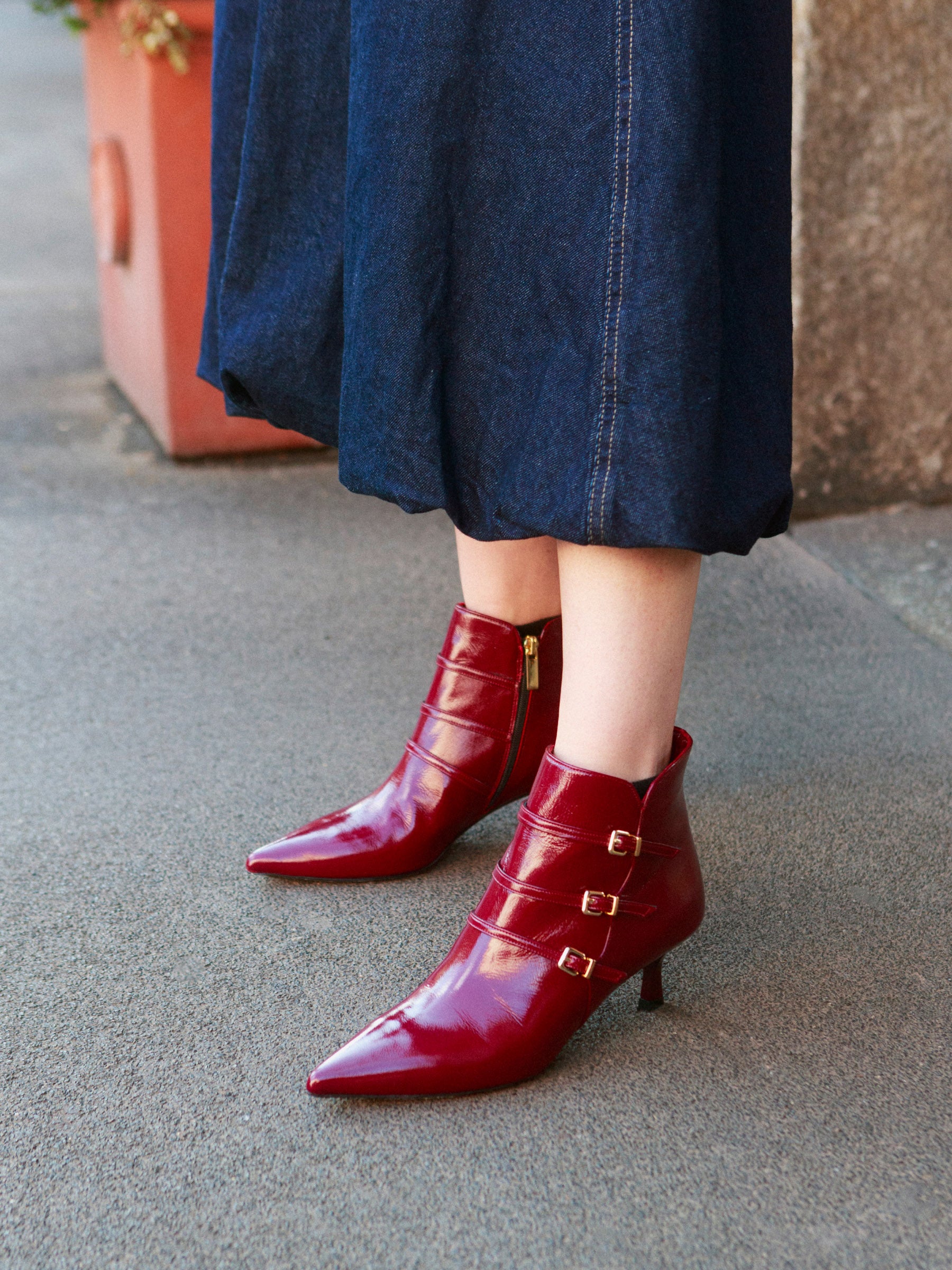 Bottine en verni miroir bordeaux avec talon en forme de calice et brides
