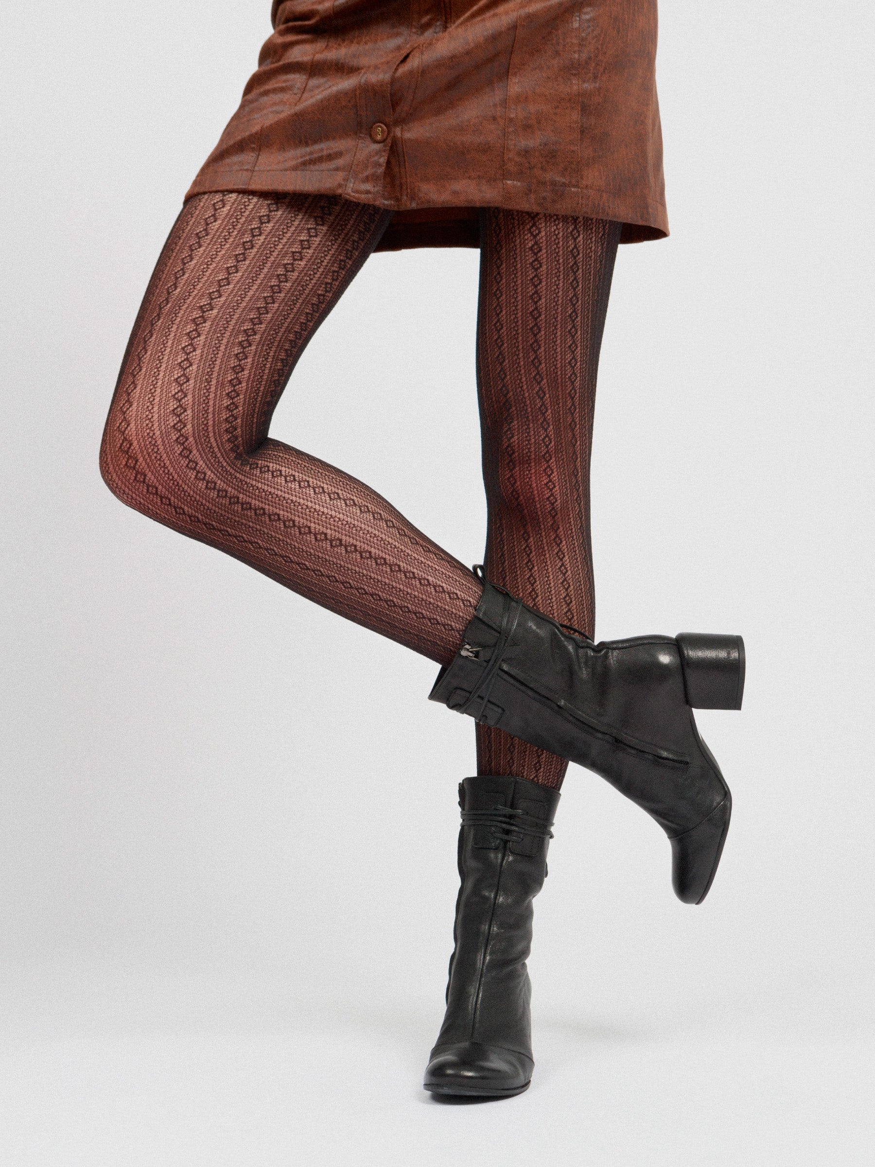 3/4 calf leather black ankle boot with toe cap and high lacing