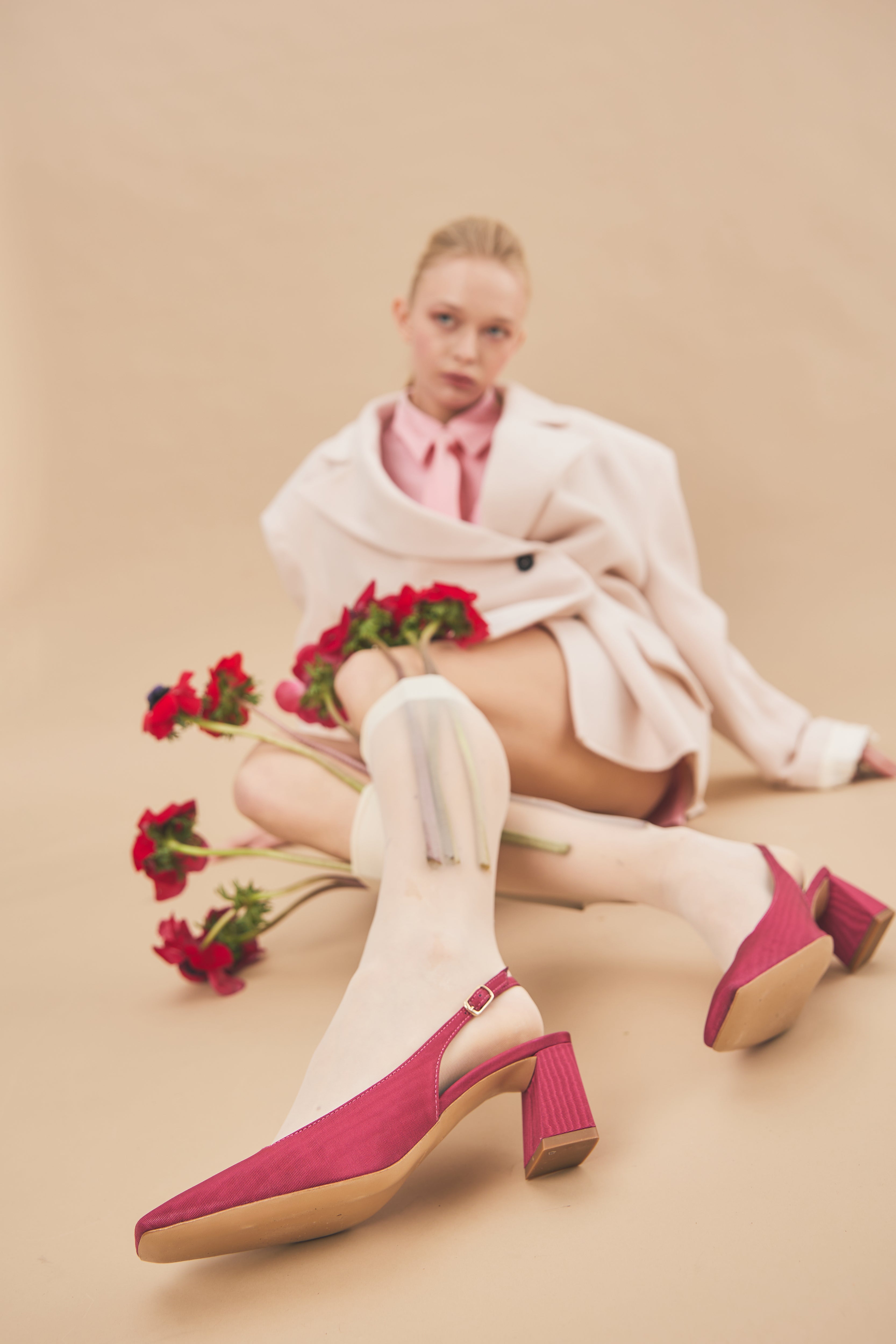 Fuchsiafarbenes Slingback aus Stoff mit 50 mm Blockabsatz