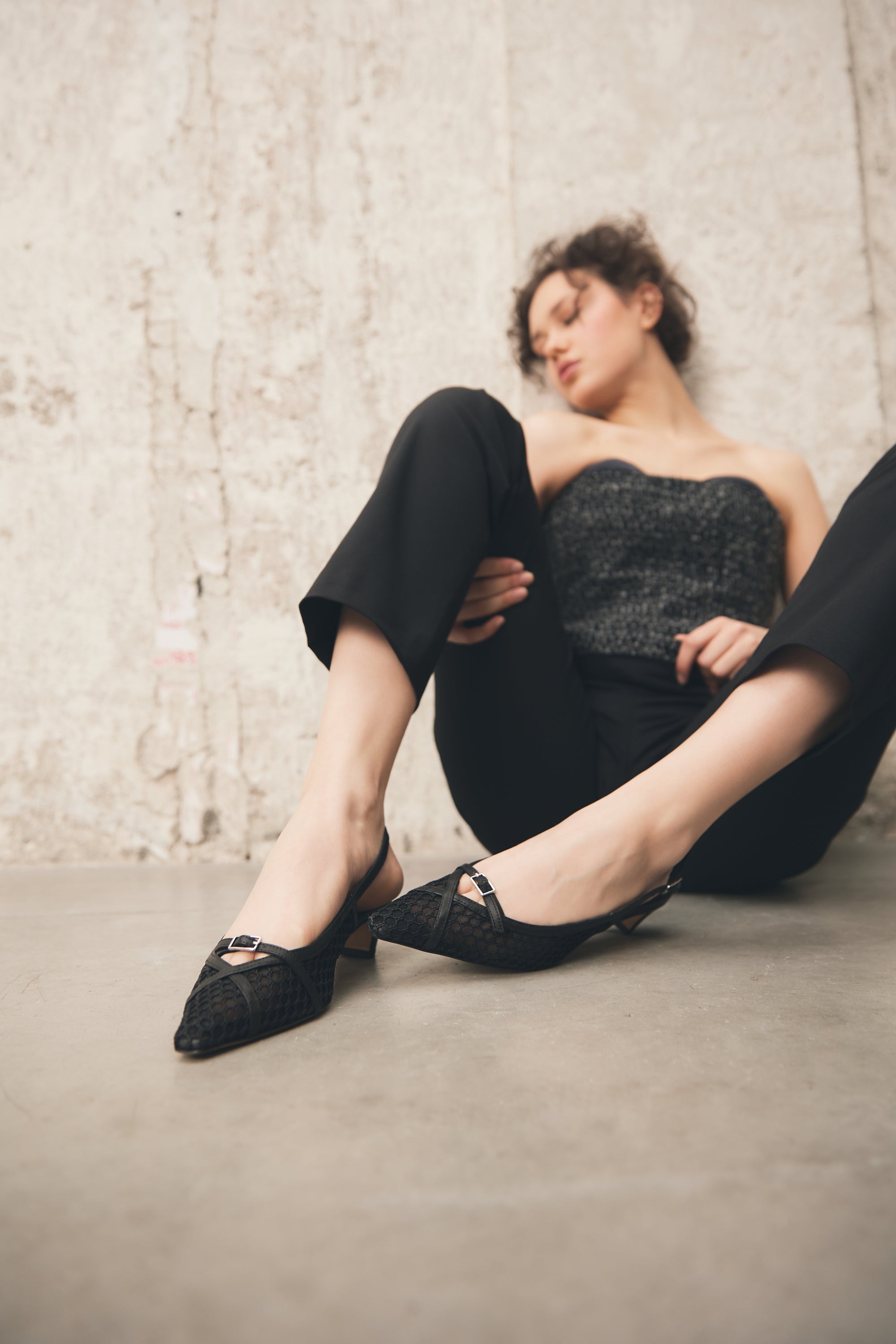 Slingback in tessuto nero con rete uncinetto e tacco semicono