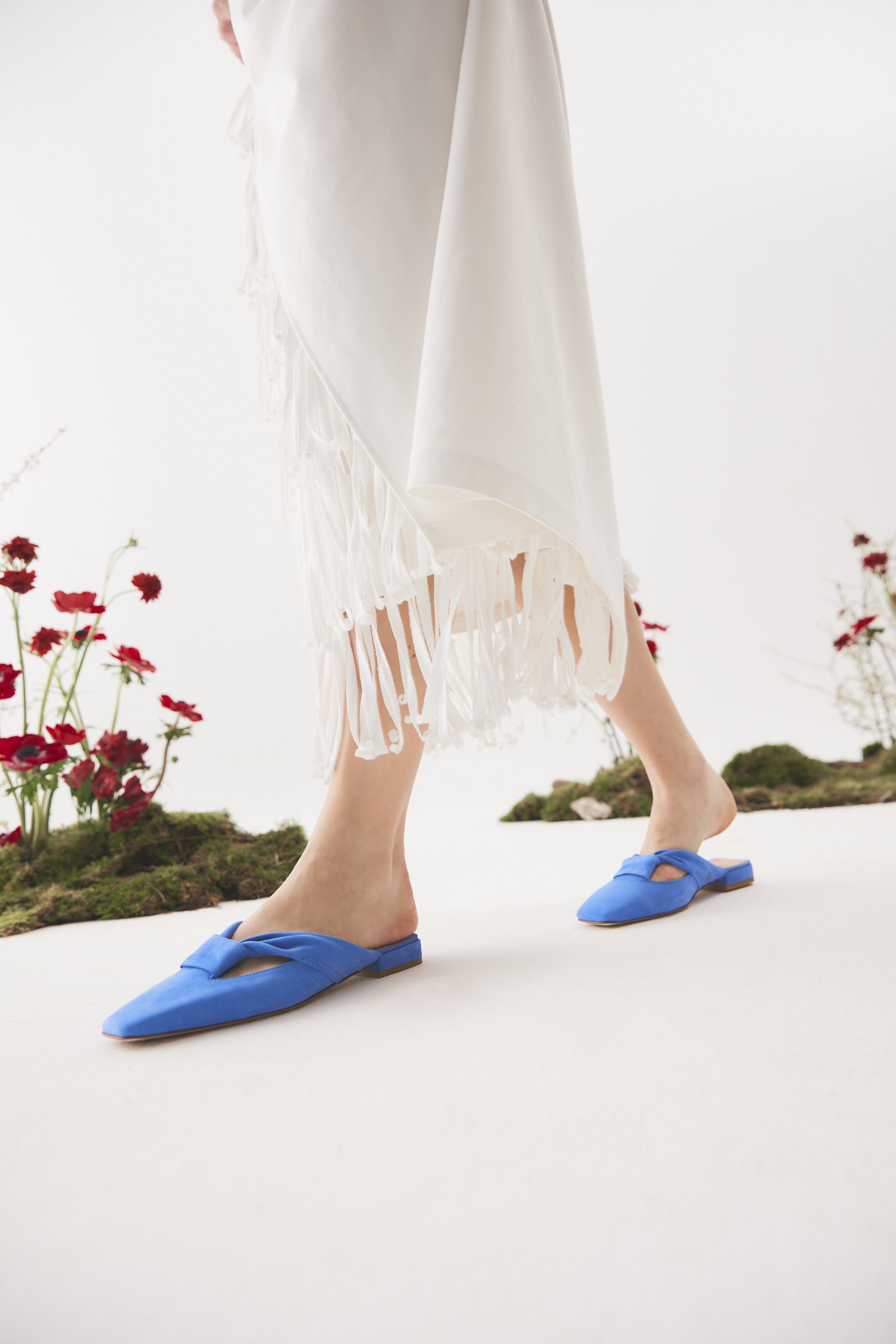 Sabot in camoscio bluette con nodo e punta quadratina