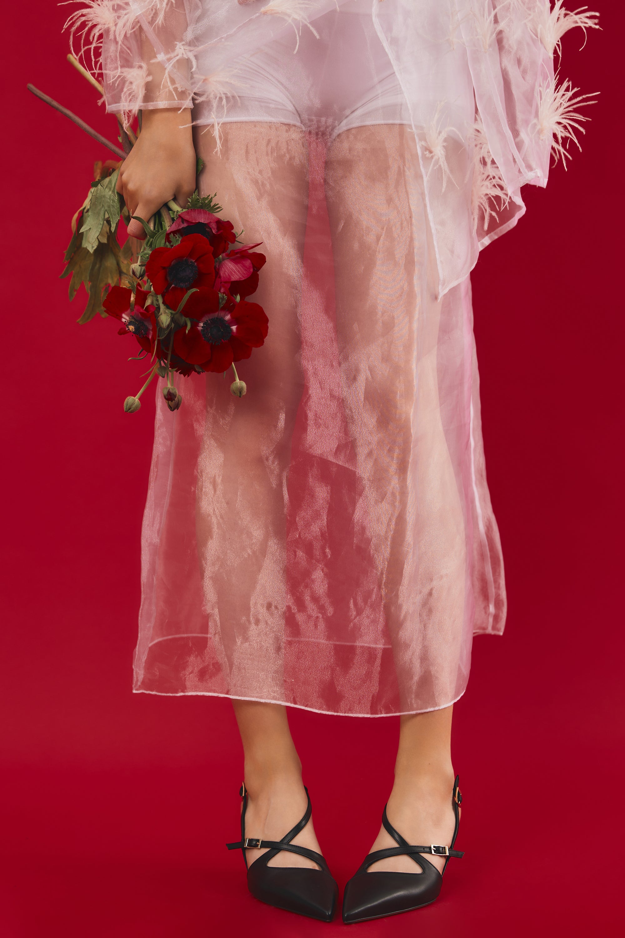 Slingback in nappa nera con cinturini incrociati e tacco a calice