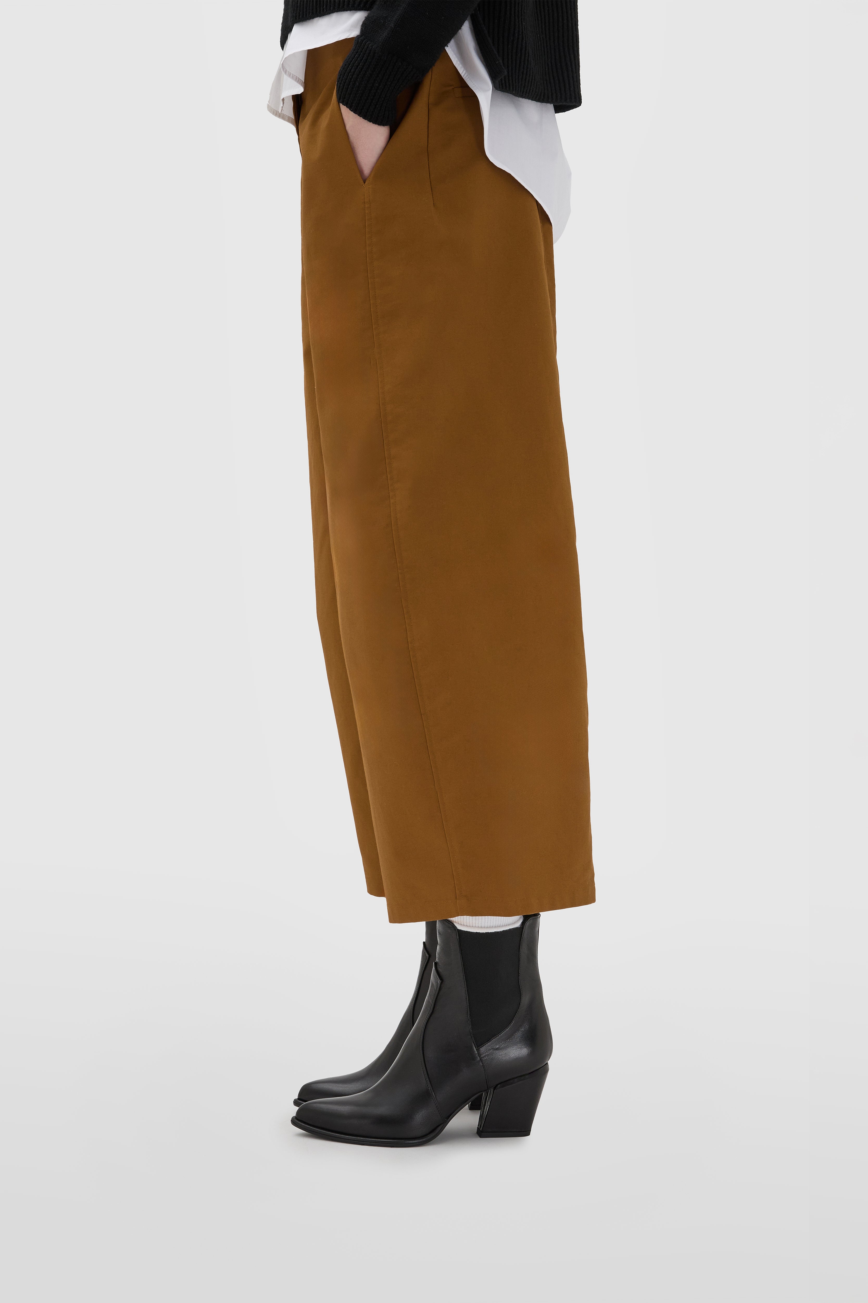 Beatles en nappa noire avec bout effilé et talon bloc