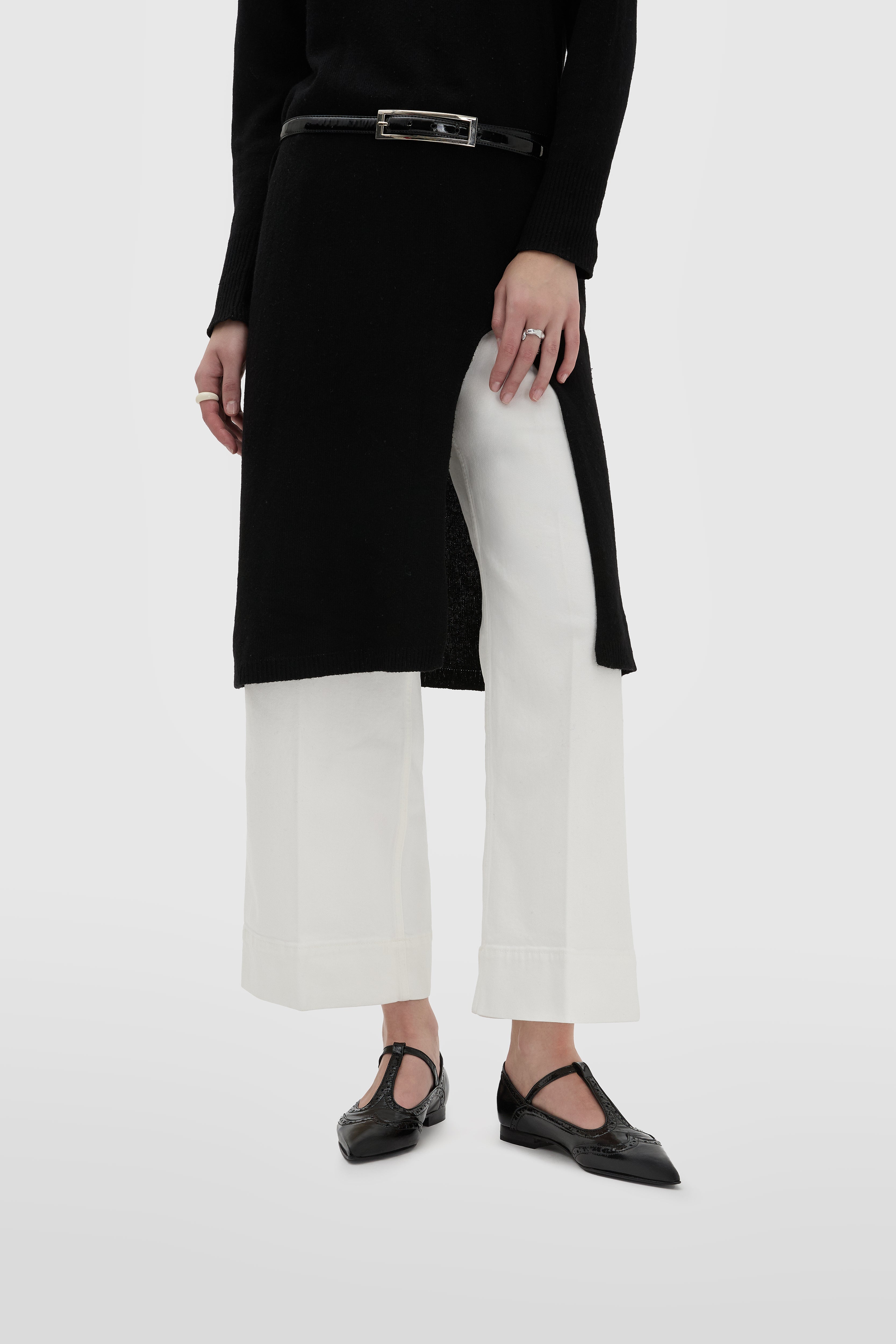 Mary Jane aus glänzender Samt in Schwarz mit dekorativen Perforationen und spitz zulaufender Spitze