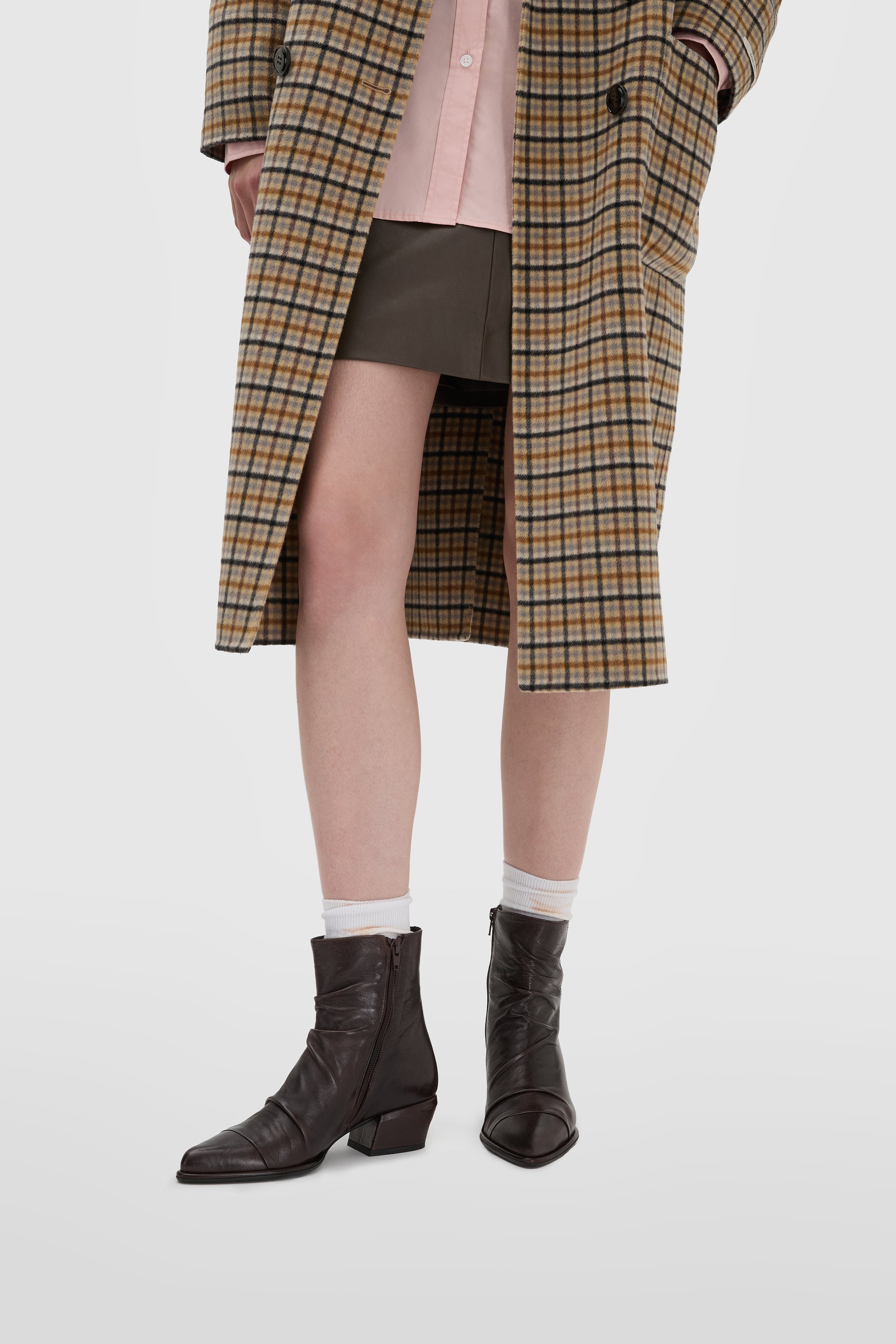 Bottine en nappa marron avec talon bloc et détails embossés