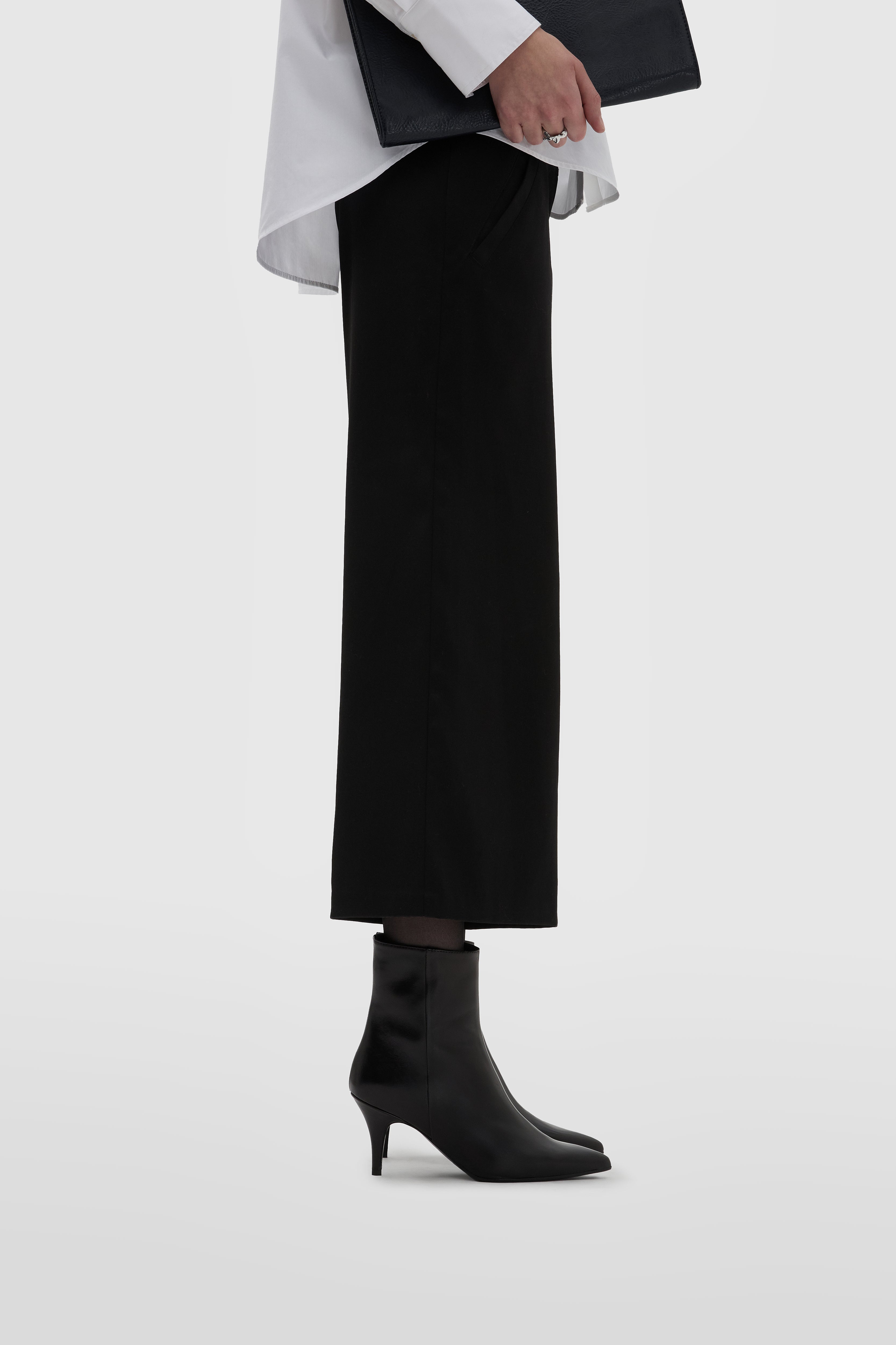 Bottine en cuir nappa noir à talon conique et finition façon sac