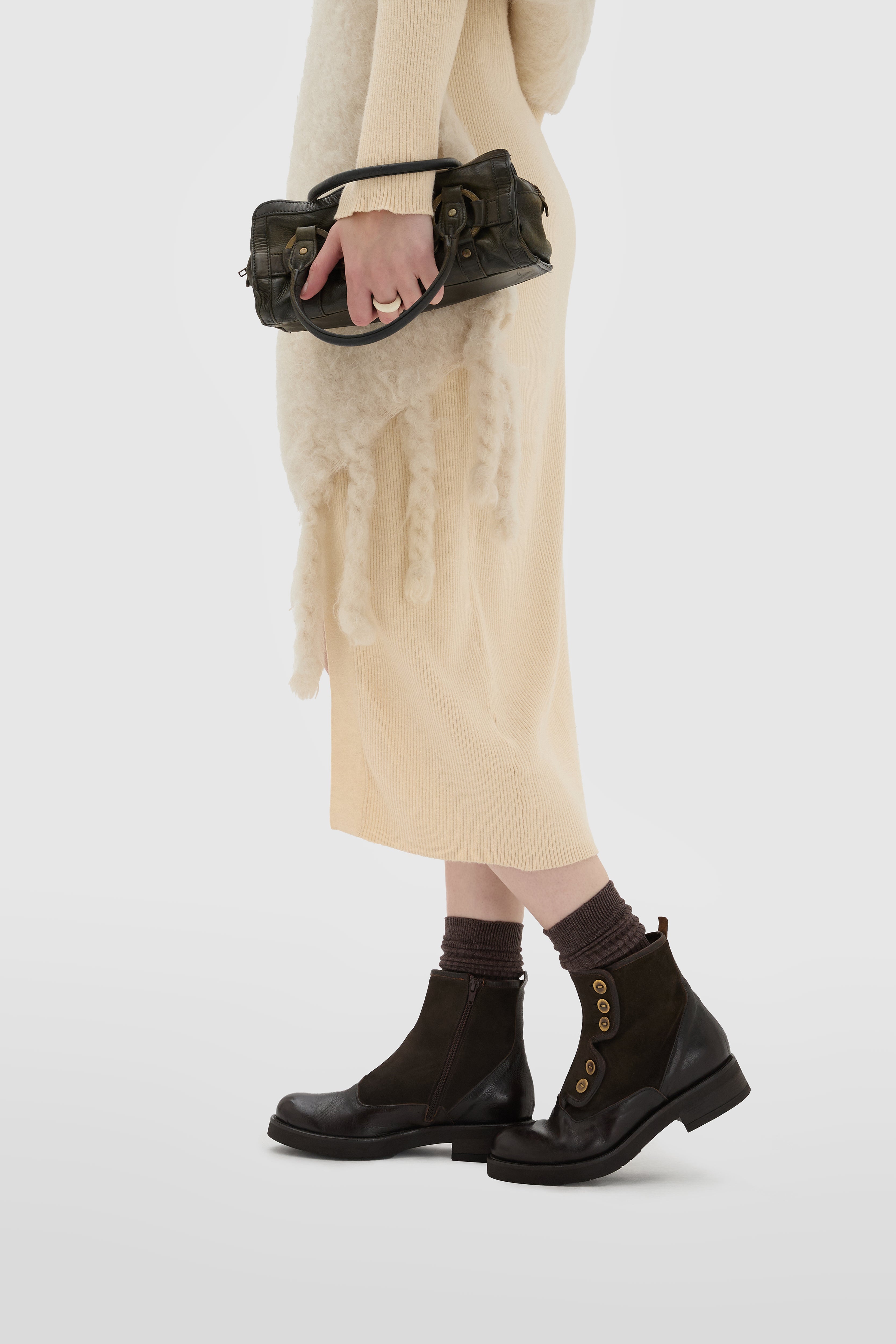 Polacchino en veau marron foncé avec boutons métalliques et fermeture éclair latérale