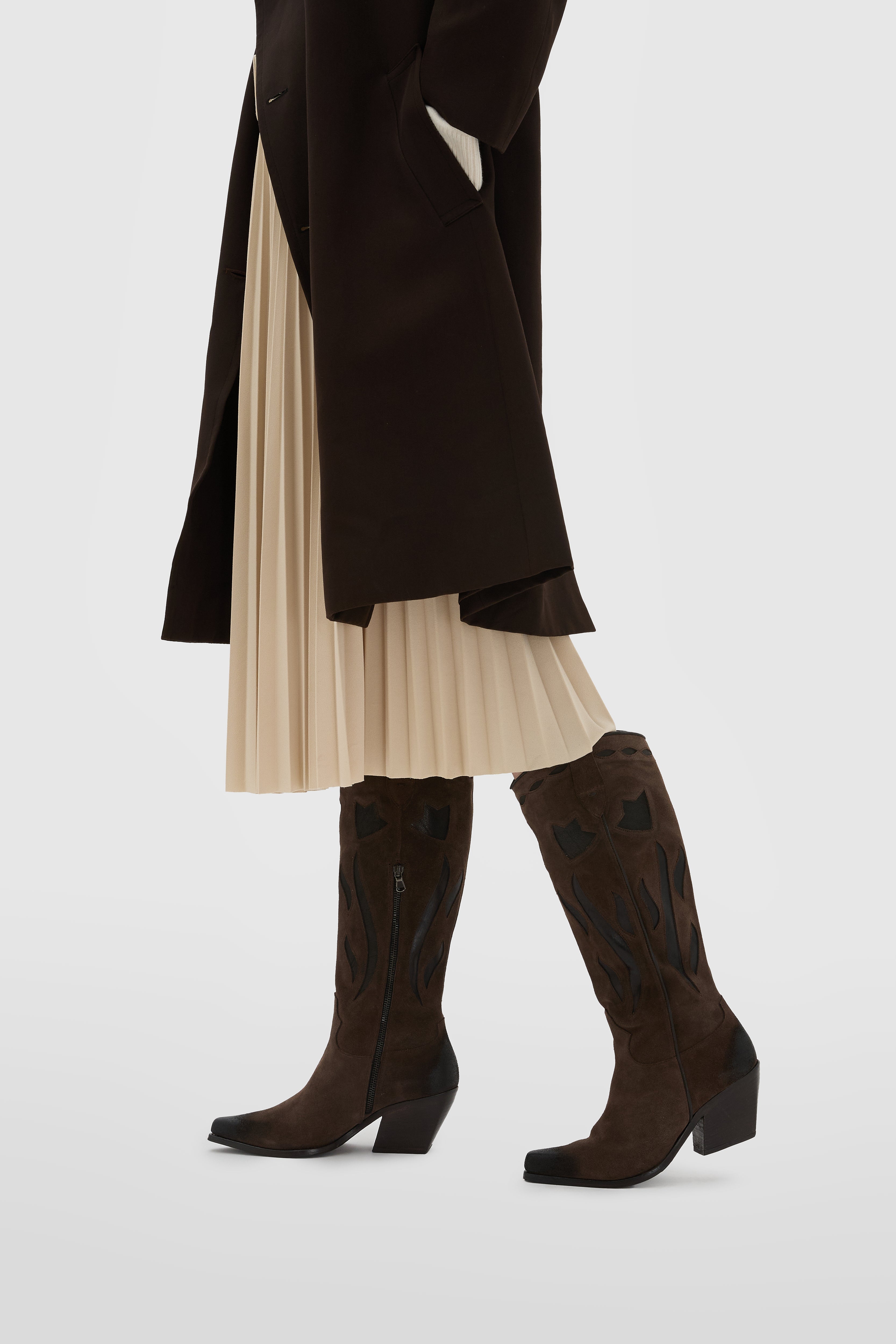 Western boots boot in dark brown velour with medium flamed shaft