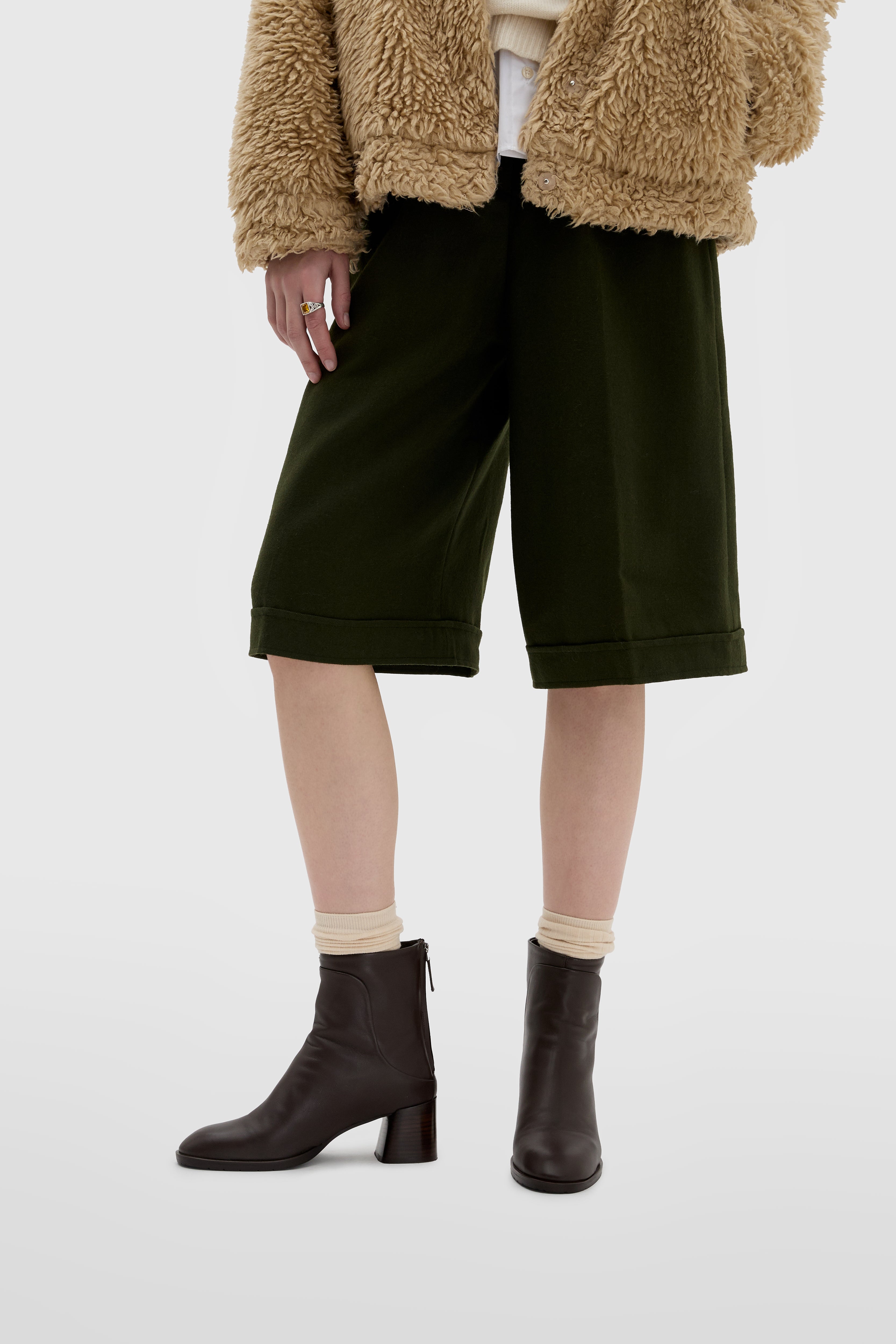 Bottine en nappa marron foncé avec talon bloc et couture en construction sacchetto