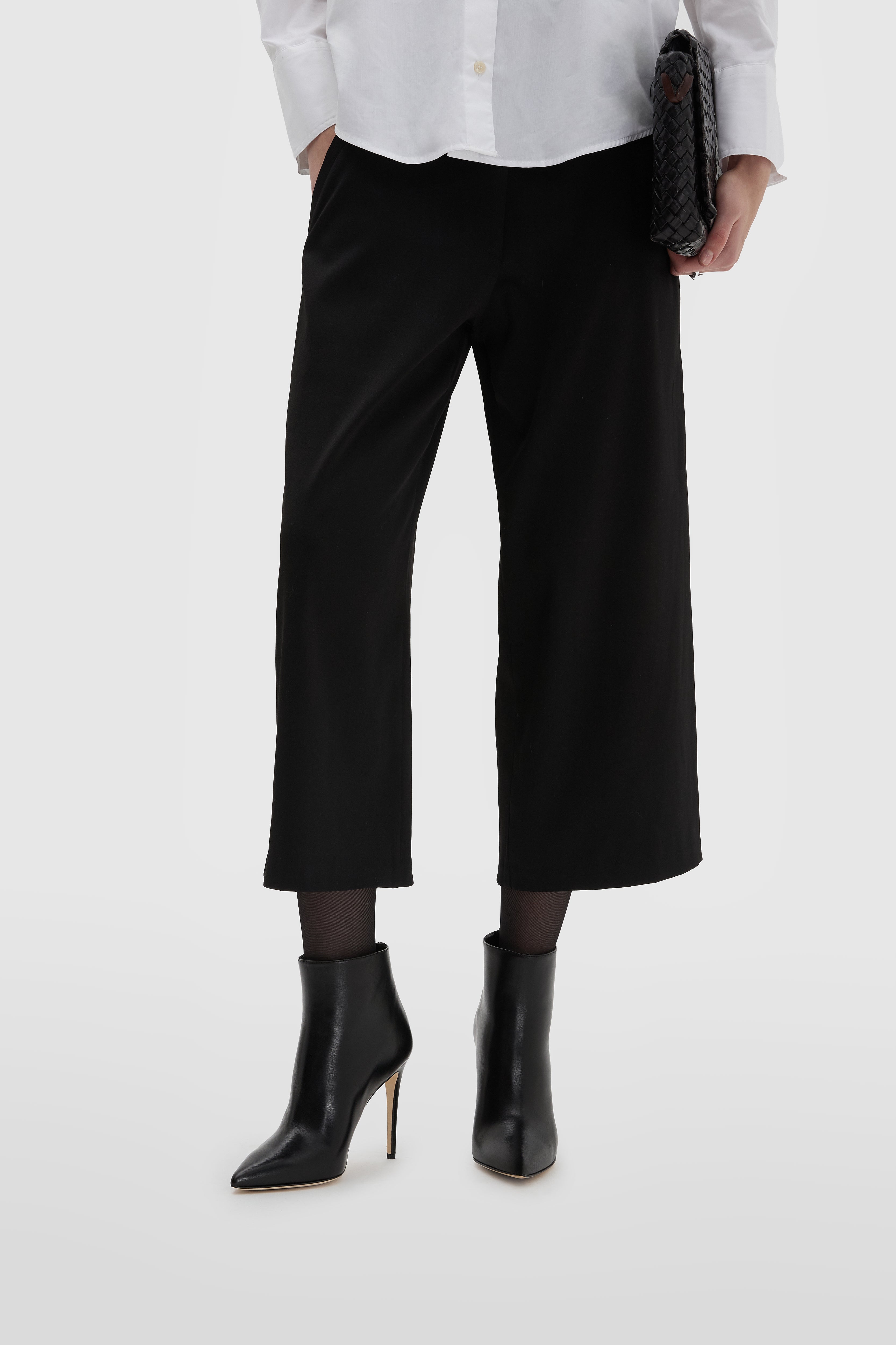 Bottine en nappa noire avec talon aiguille et fermeture éclair arrière