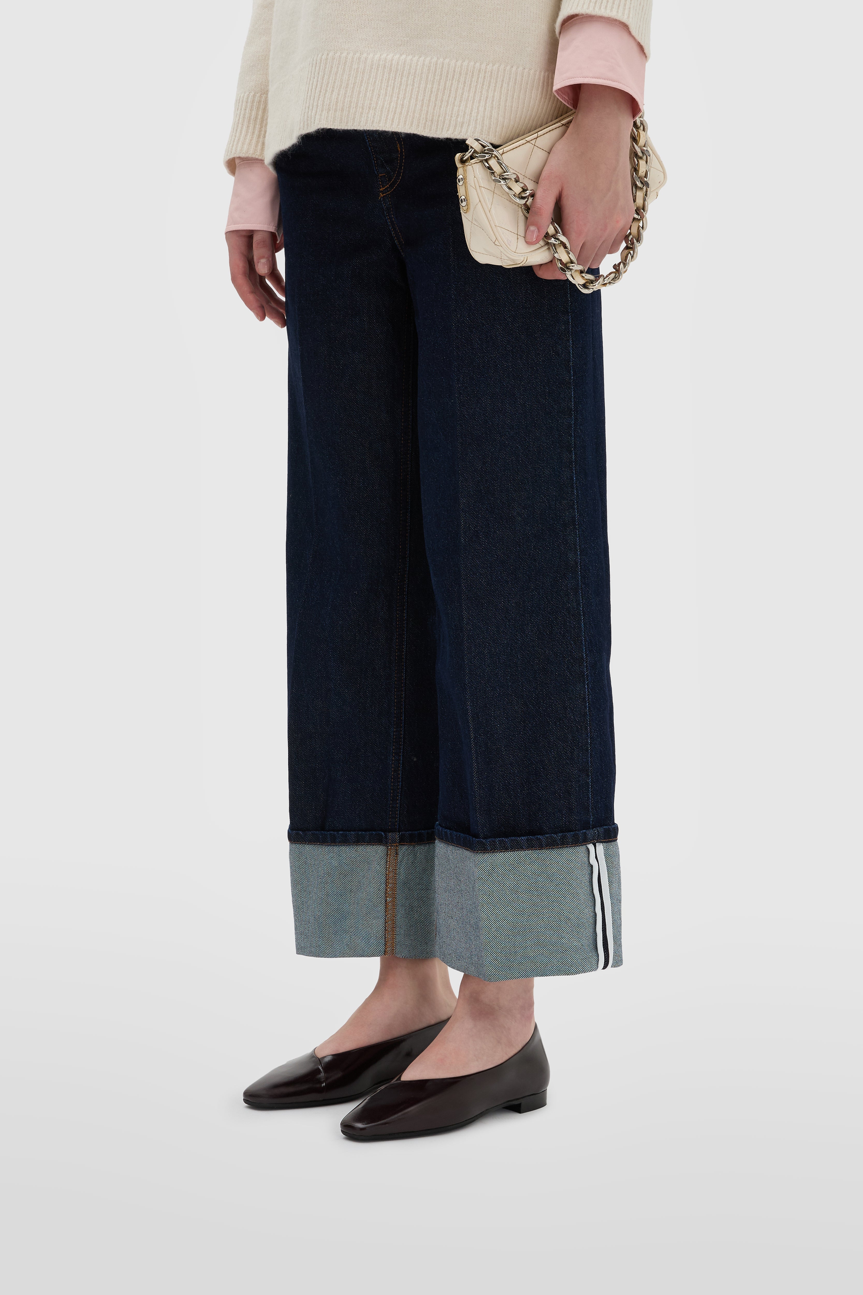 Pumps aus glänzender Samt in Mahagoni mit überlappendem Obermaterial und niedrigem Absatz