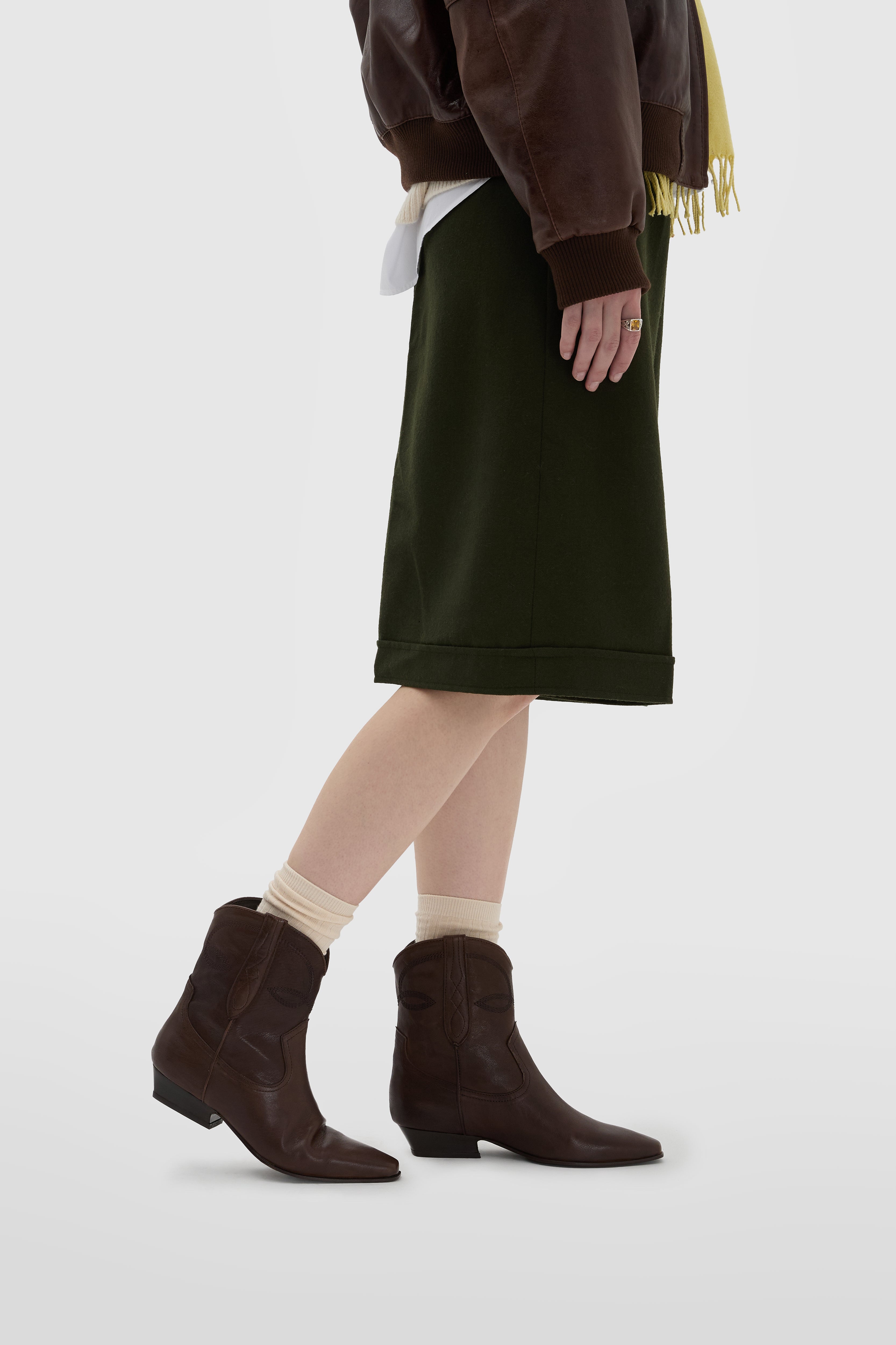 Bottines western en veau marron avec surpiqûres et tirettes