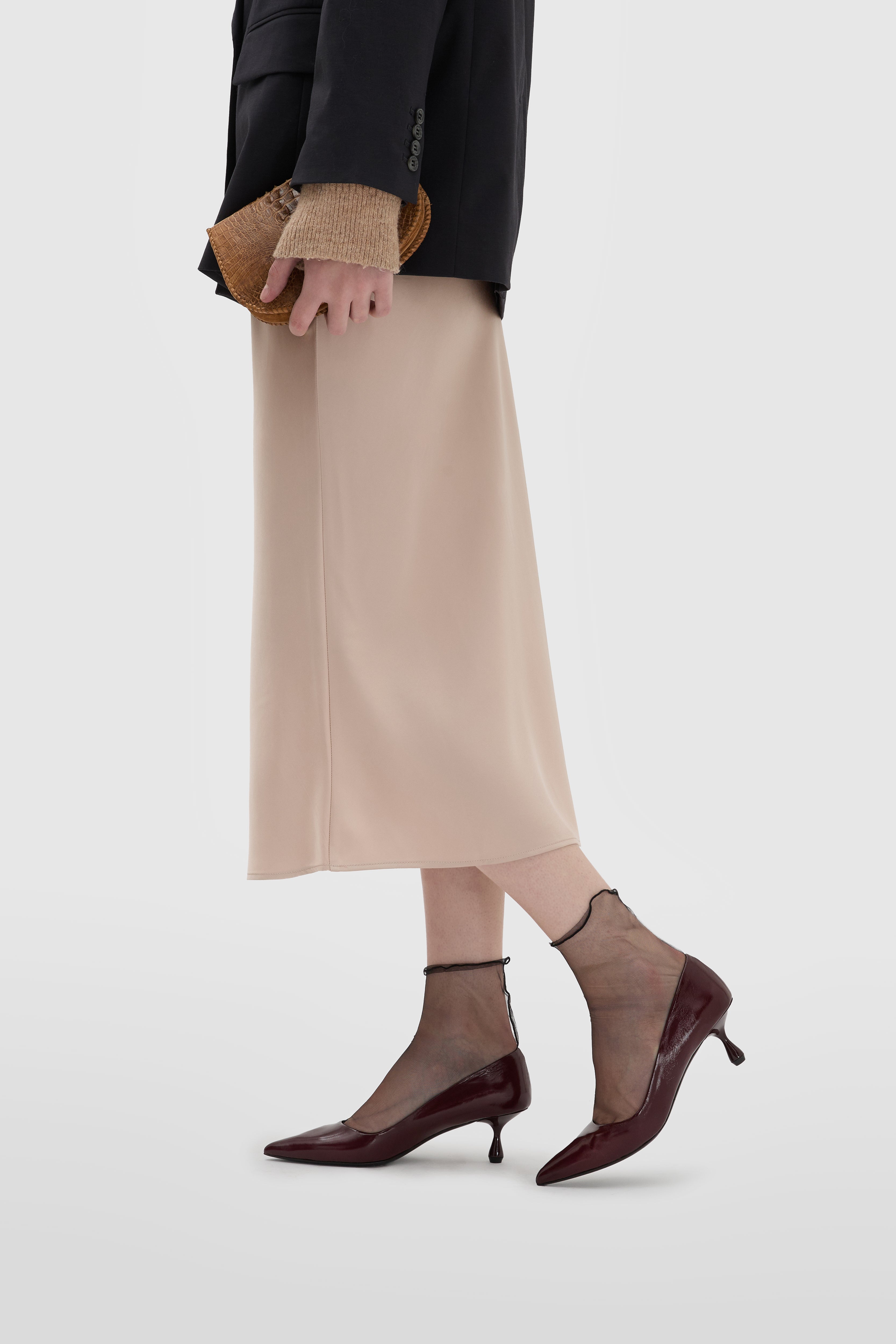 Pumps in shiny velvet bordeaux with chalice heel