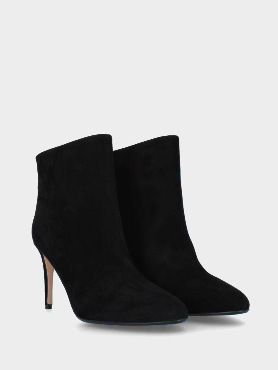 Stivaletto nero in pelle con gambale asimmetrico