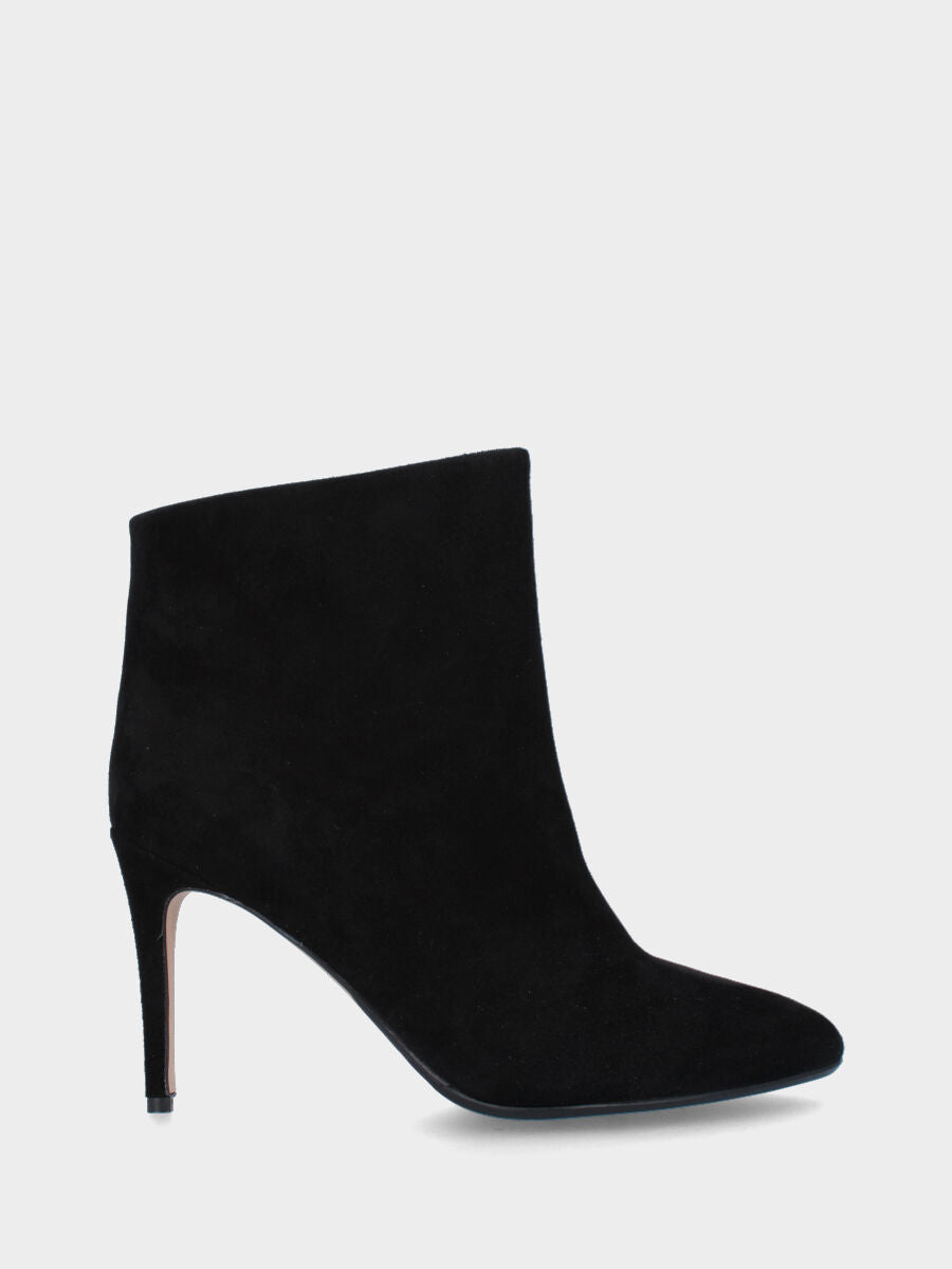Stivaletto nero in pelle con gambale asimmetrico