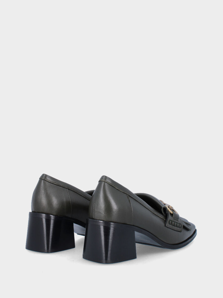 Mocassin vert en cuir avec morsure et franges
