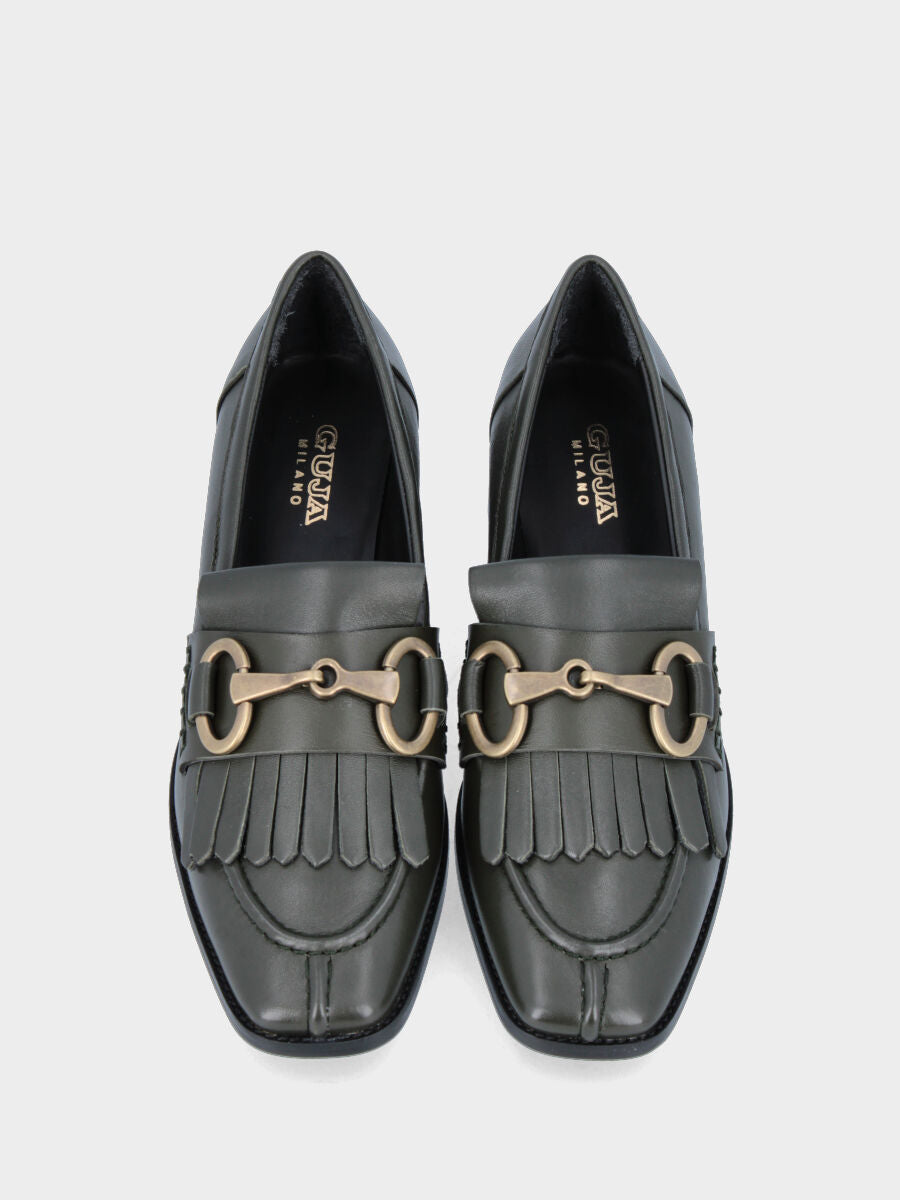Mocassin vert en cuir avec morsure et franges