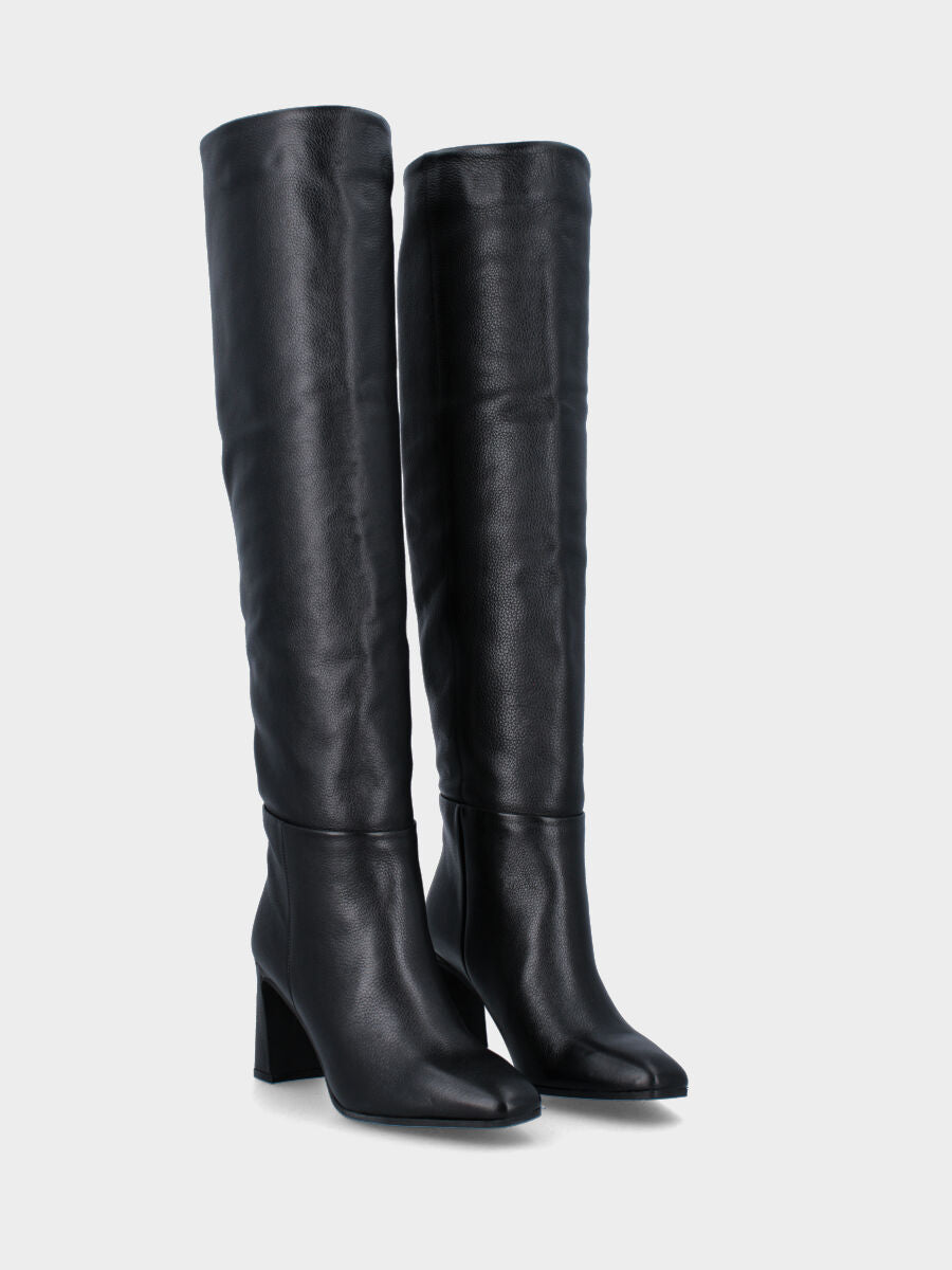 Schwarzer Stiefel aus Leder über dem Knie, Schaftform