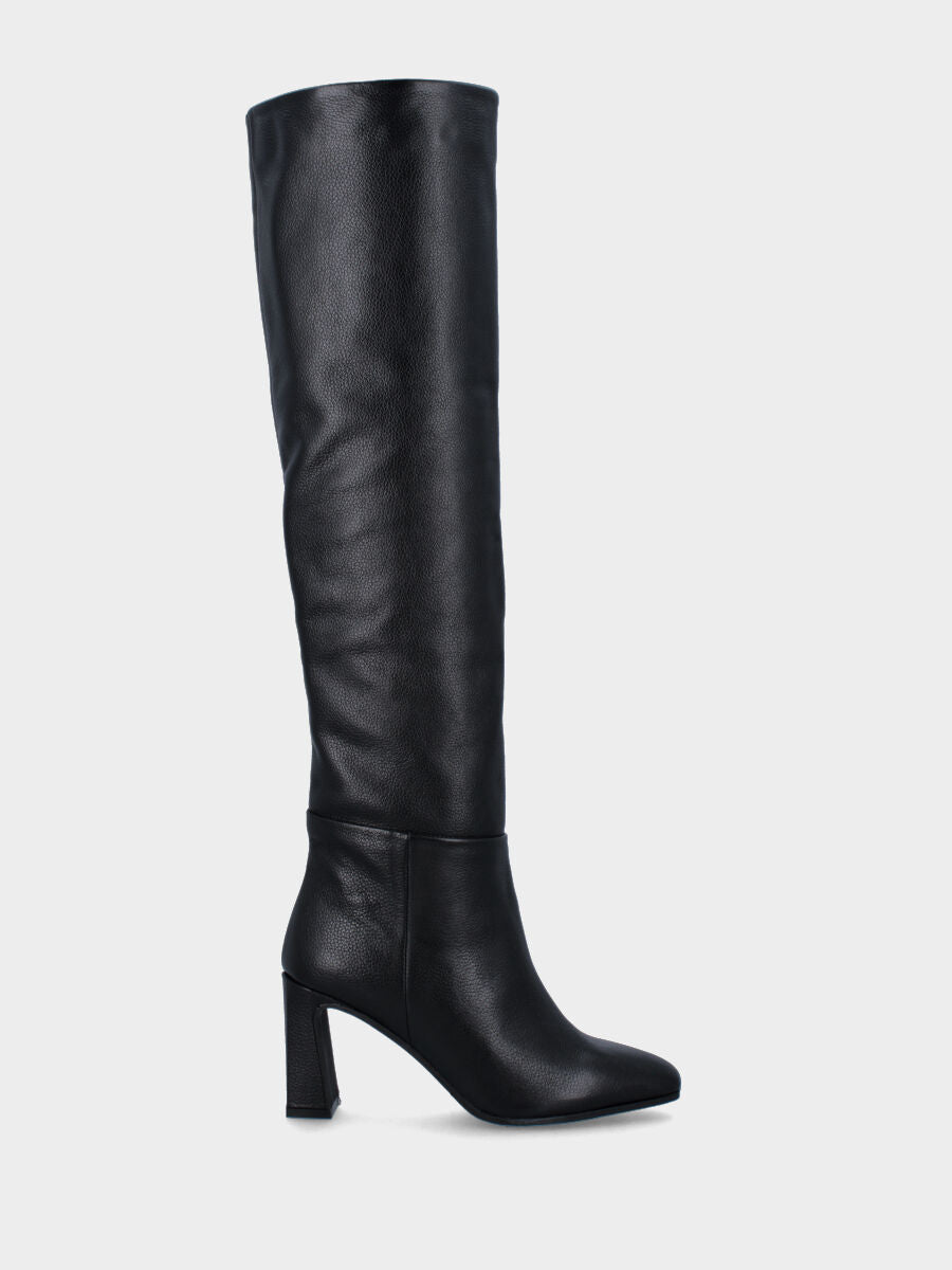 Schwarzer Stiefel aus Leder über dem Knie, Schaftform