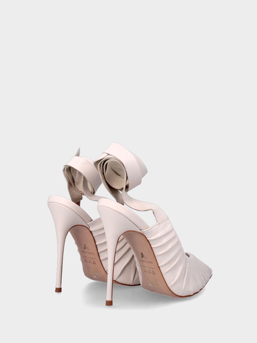 Chanel bianca in pelle con tomaia plissettata