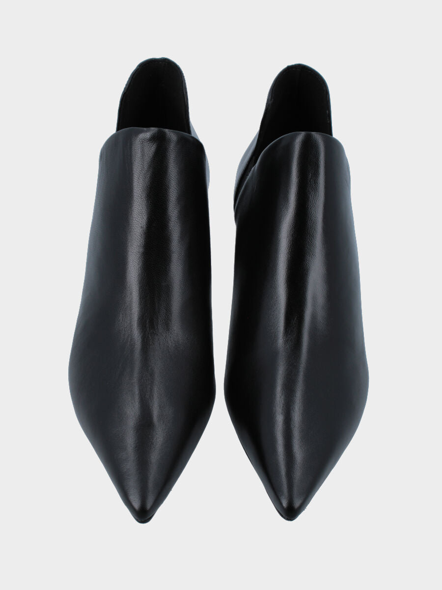 Tronchetto nero in pelle con taglio asimmetrico