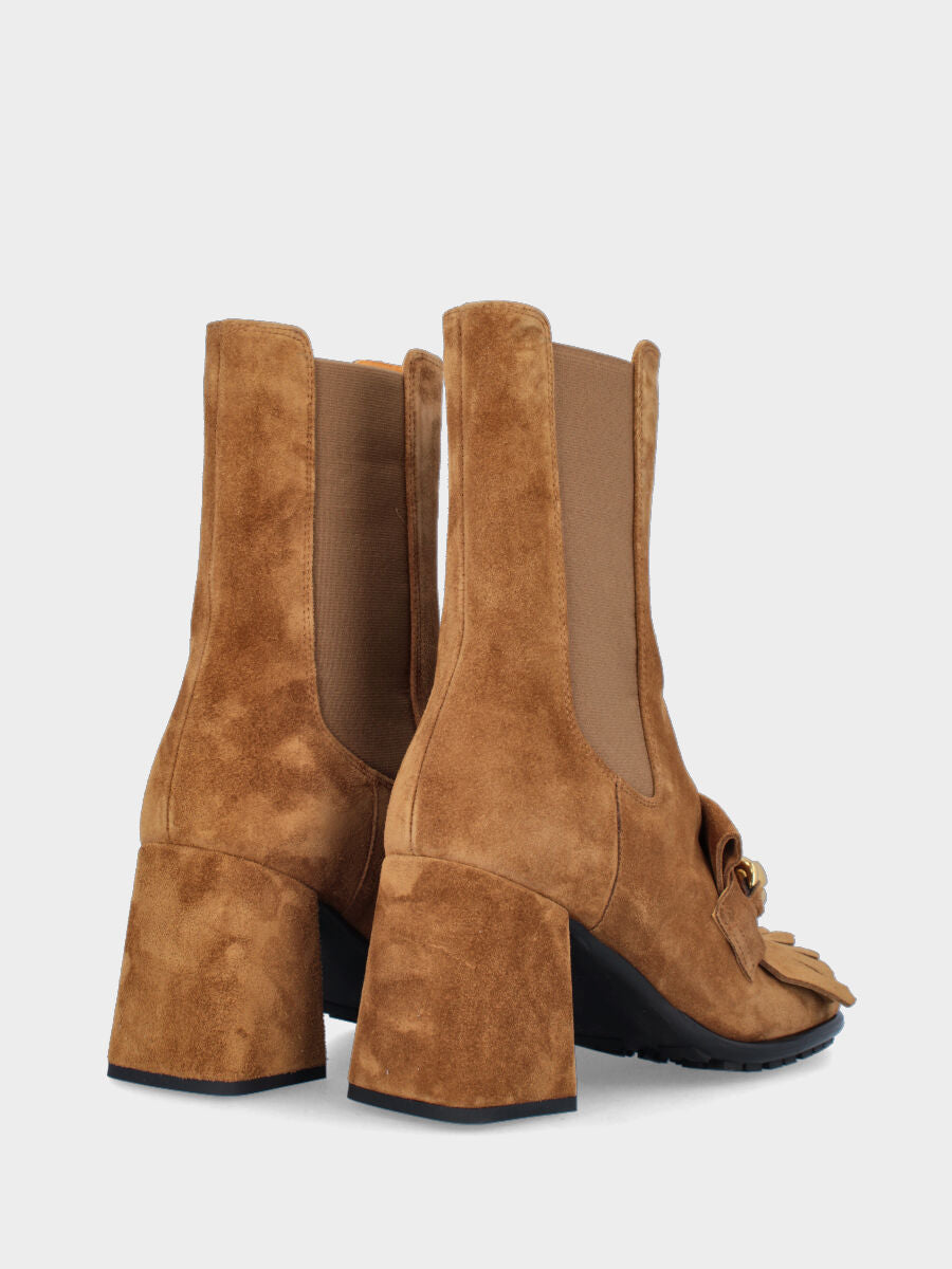 Stivaletto marrone in pelle con catena e frange