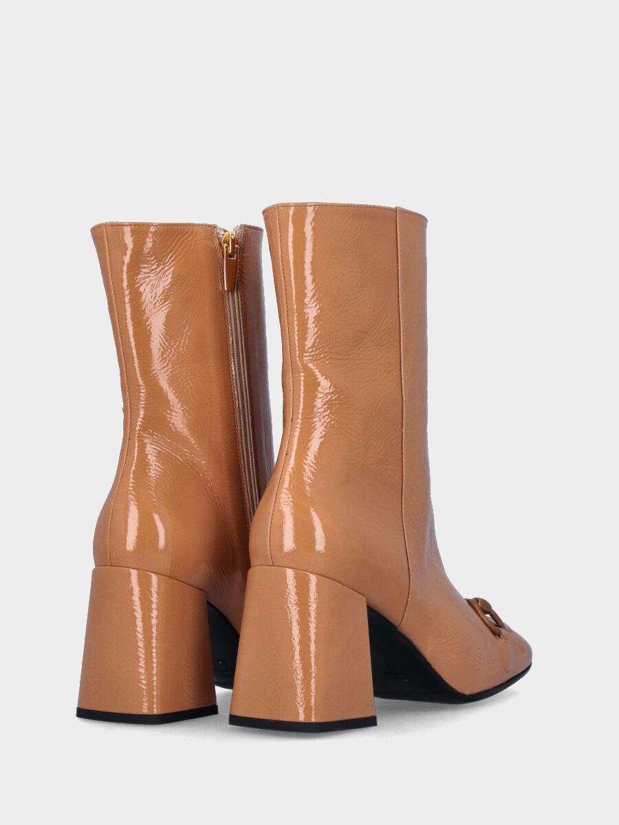 Stivaletto beige in pelle con bordatura e morsetto