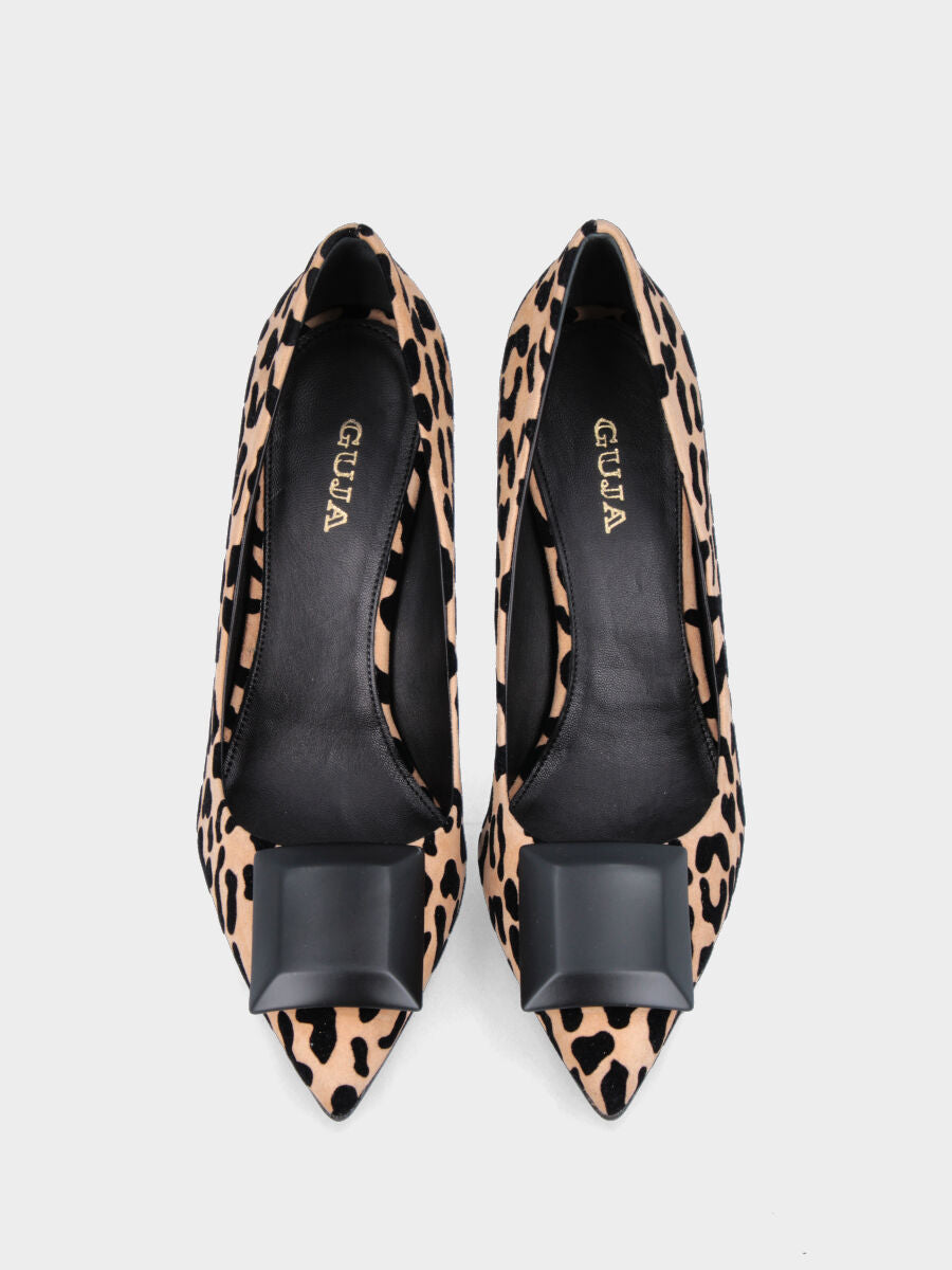 Décolleté in pelle animalier con accessorio geometrico
