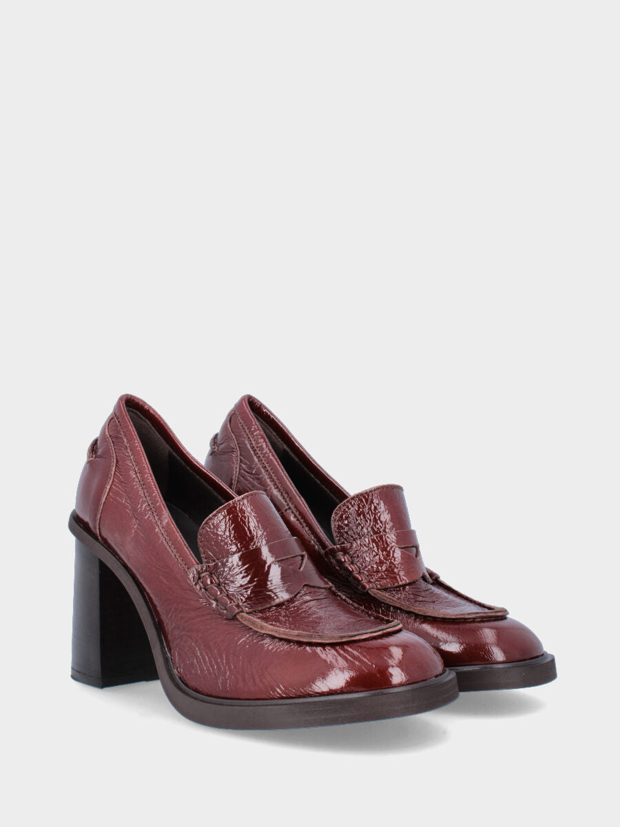 Sandalo monoblocco in vitello rosso con fascia ripiegata