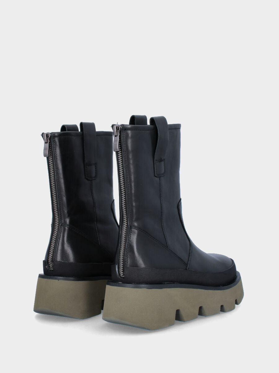 Stivaletto nero in pelle con suola dentellata e cerniera posteriore