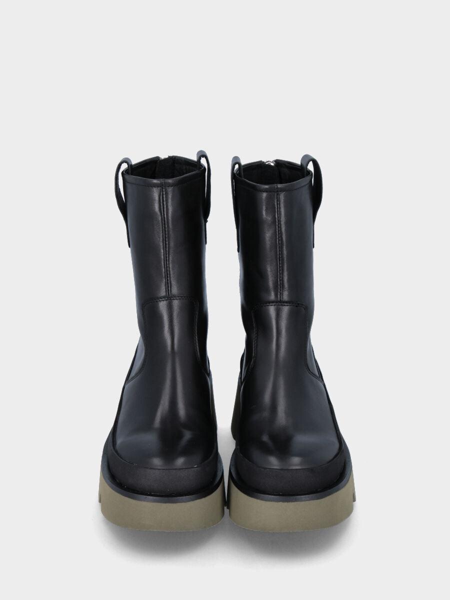 Stivaletto nero in pelle con suola dentellata e cerniera posteriore