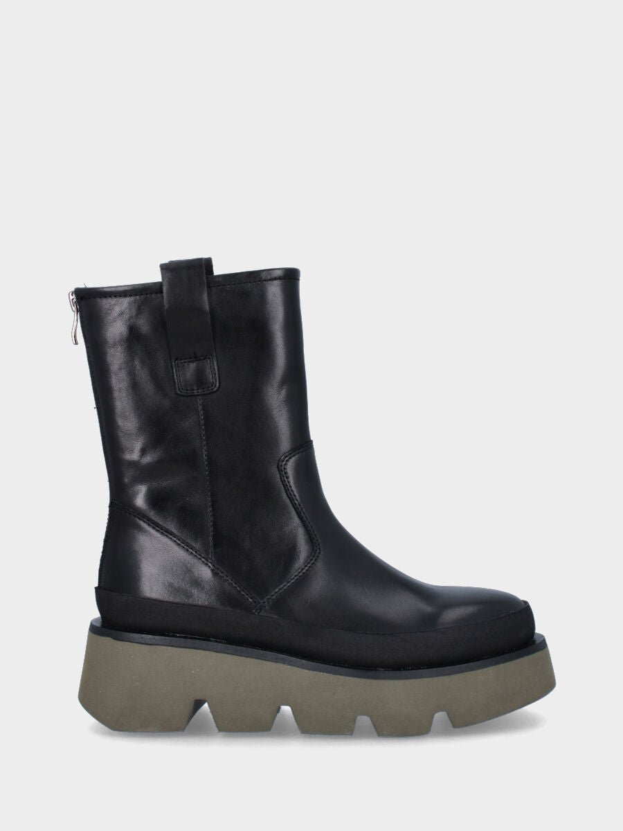 Stivaletto nero in pelle con suola dentellata e cerniera posteriore