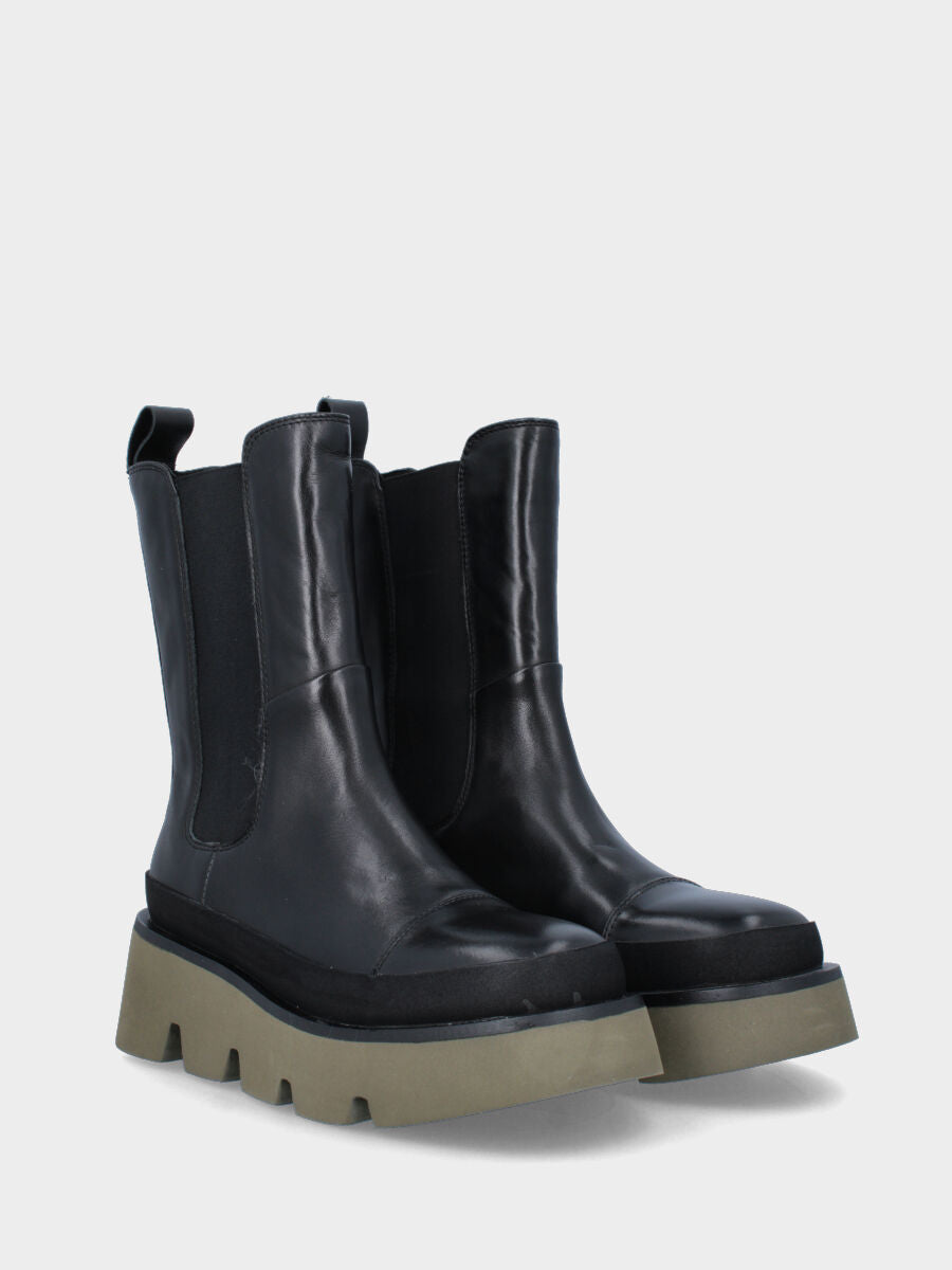 Stivaletto nero in pelle con suola dentellata