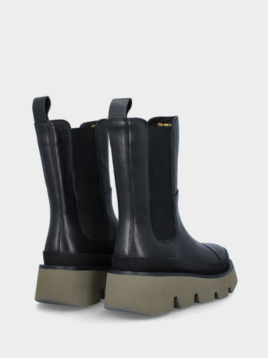 Stivaletto nero in pelle con suola dentellata