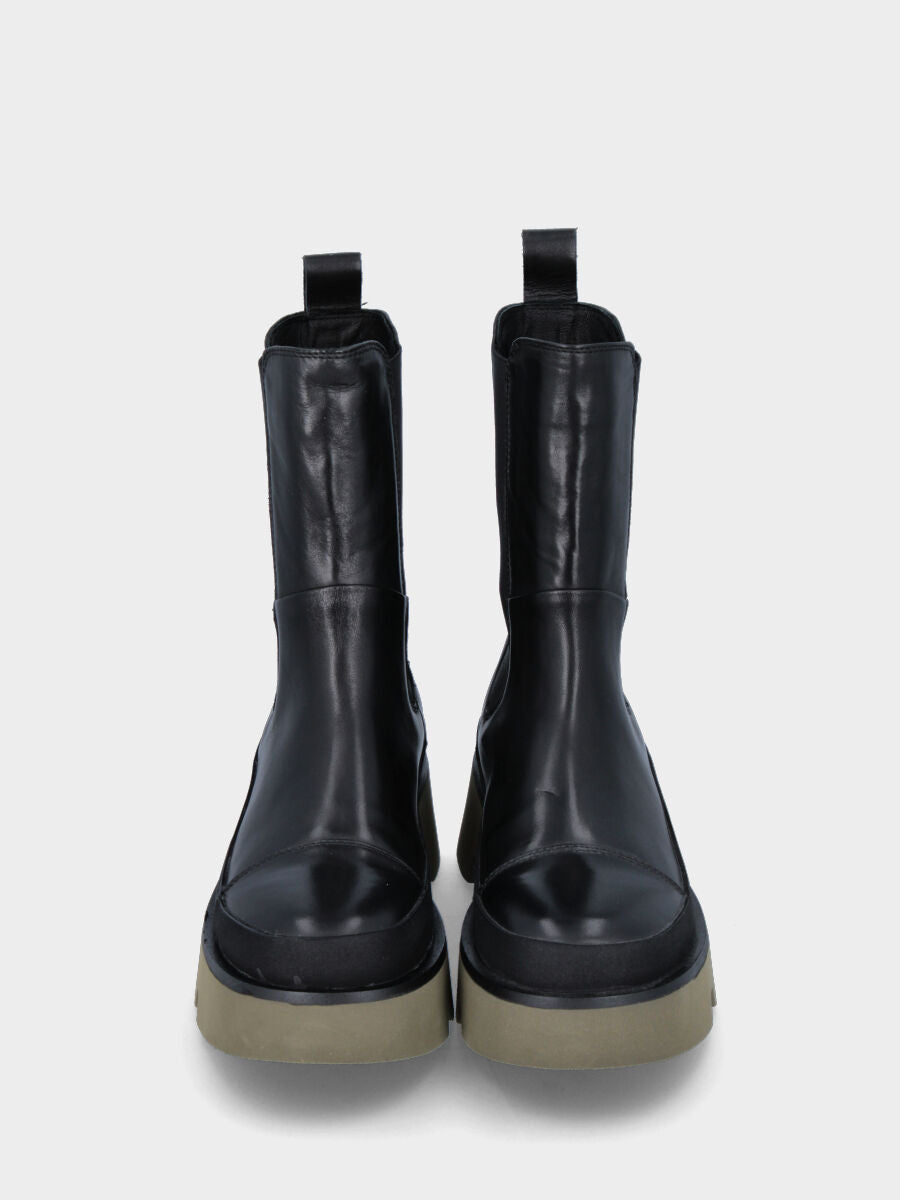 Stivaletto nero in pelle con suola dentellata