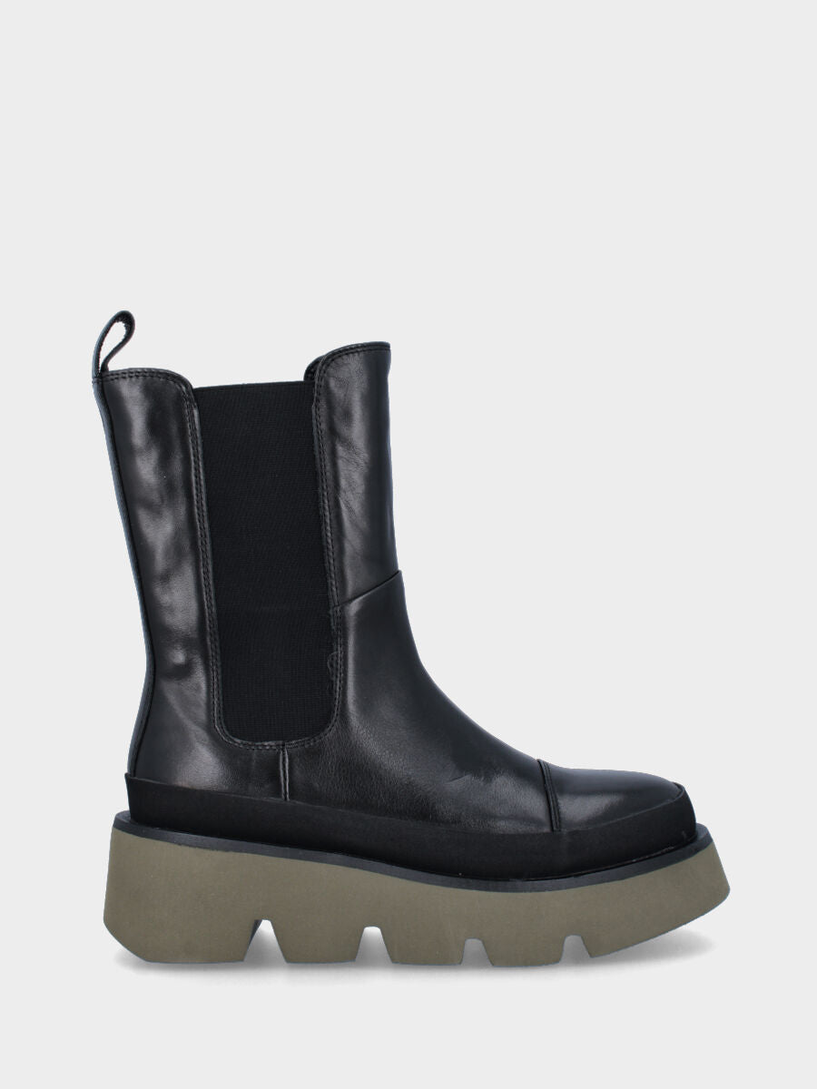 Stivaletto nero in pelle con suola dentellata