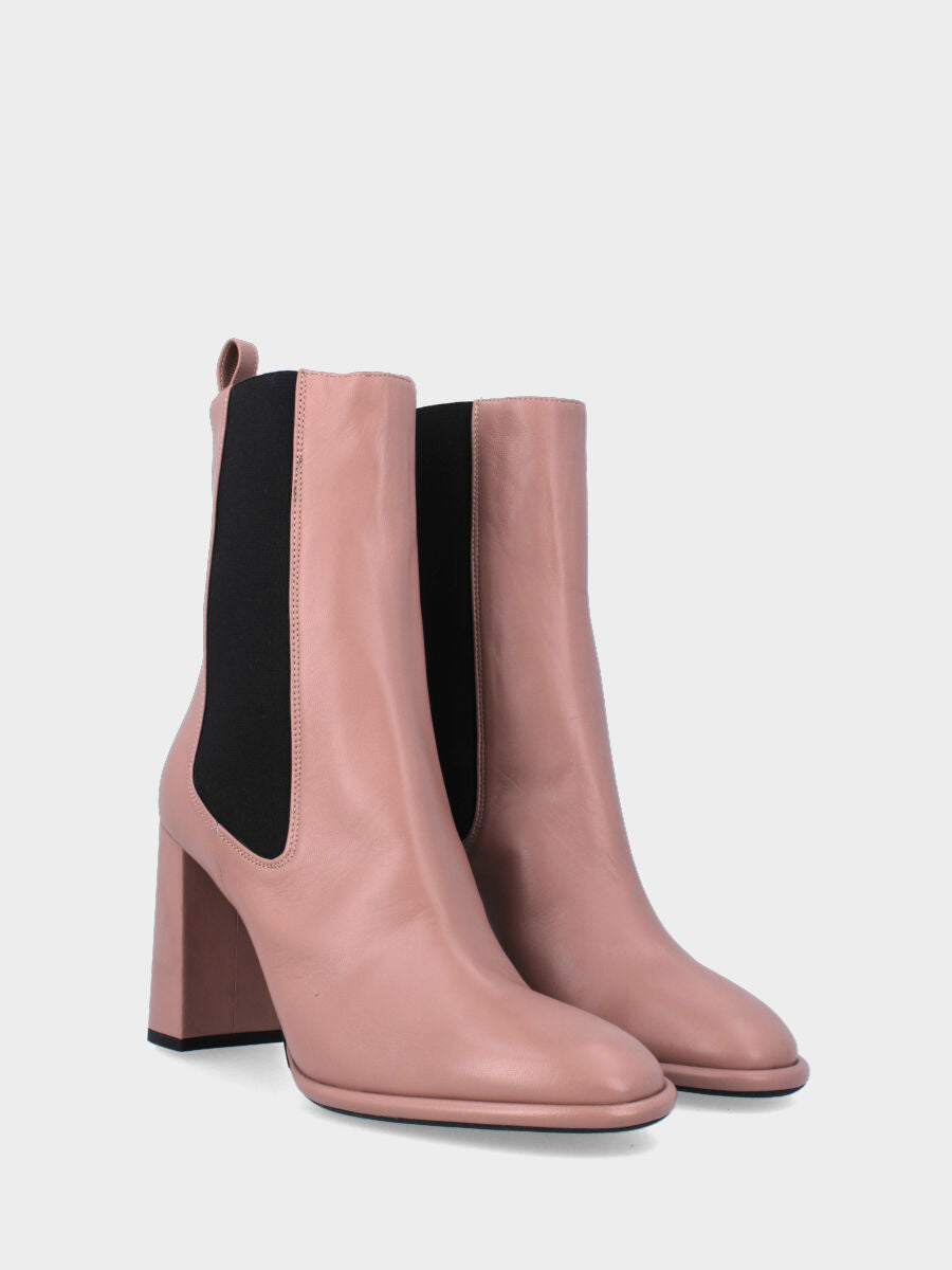 Stivaletto beige in pelle con linea affusolata