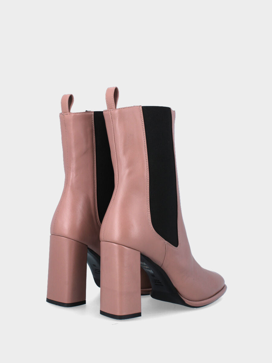 Stivaletto beige in pelle con linea affusolata