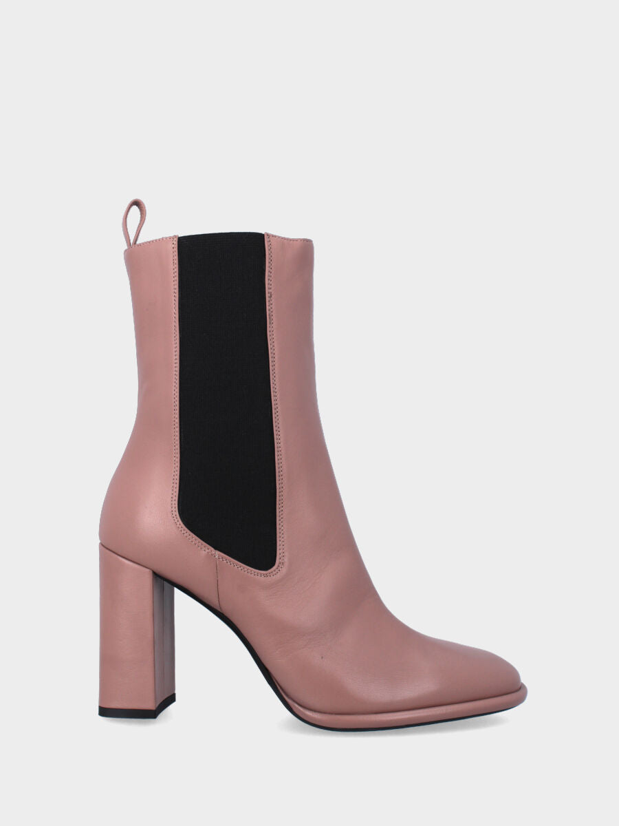 Stivaletto beige in pelle con linea affusolata