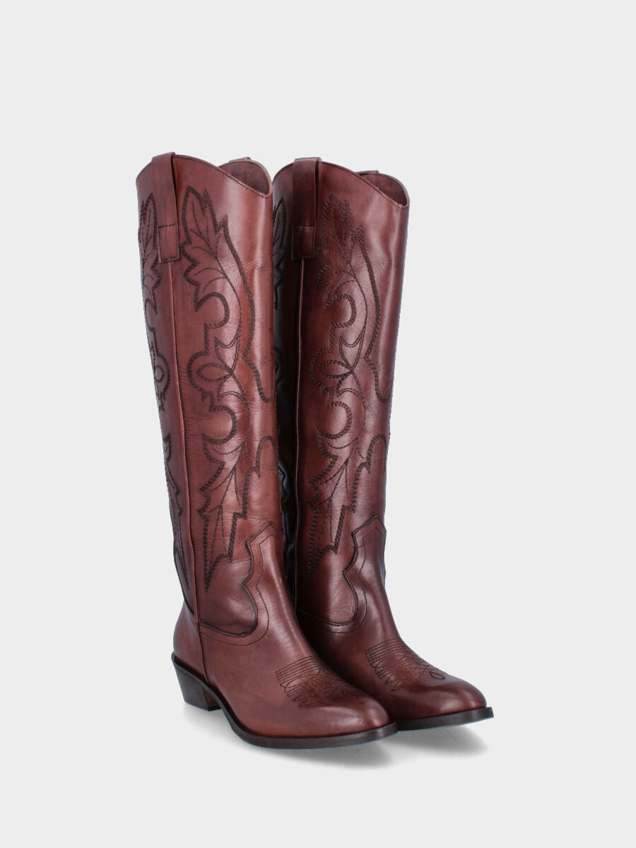 Campero marrone in pelle con ricami astratti