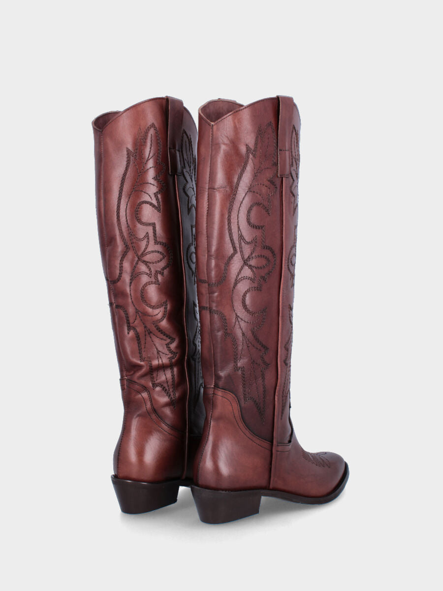 Campero marrone in pelle con ricami astratti