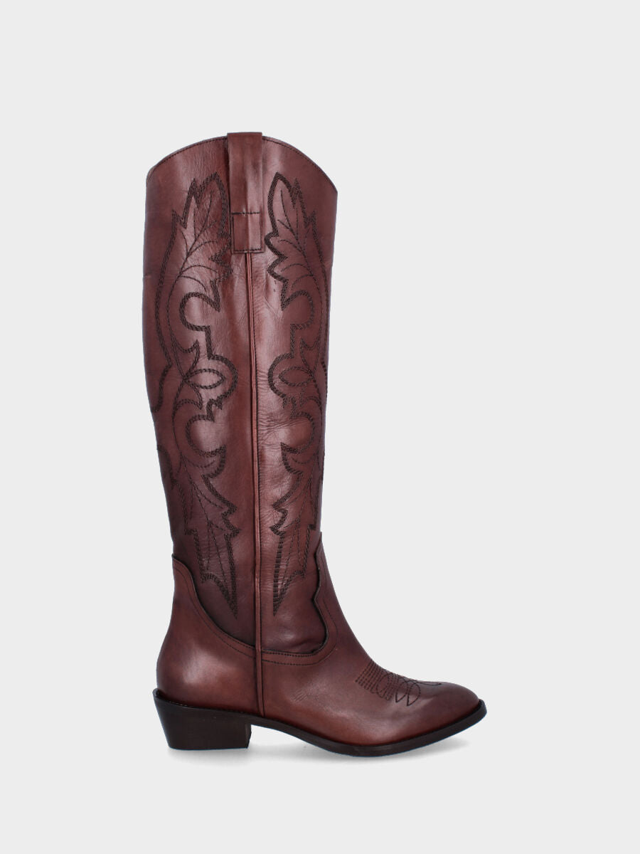 Campero marrone in pelle con ricami astratti