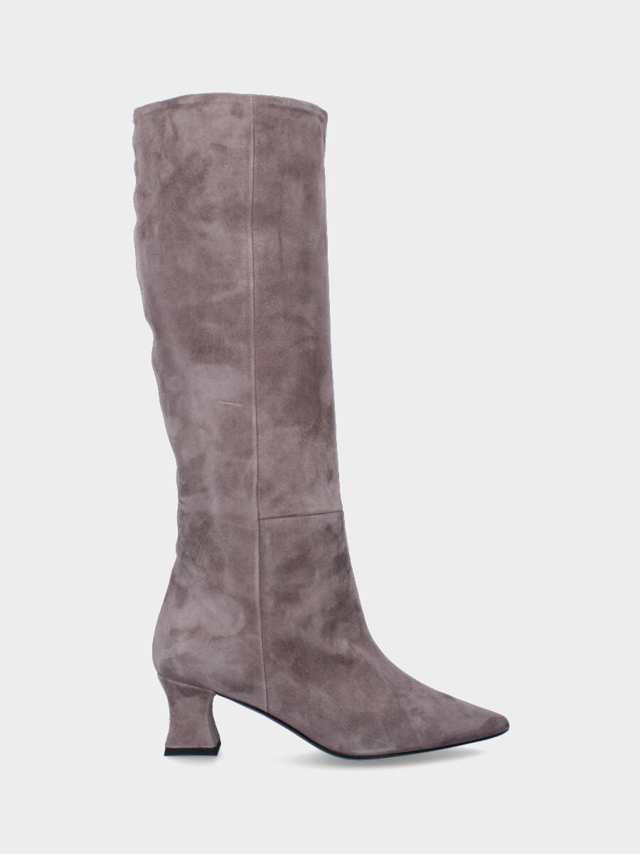 Stivale beige in pelle con punta sfilata e tacco inarcato