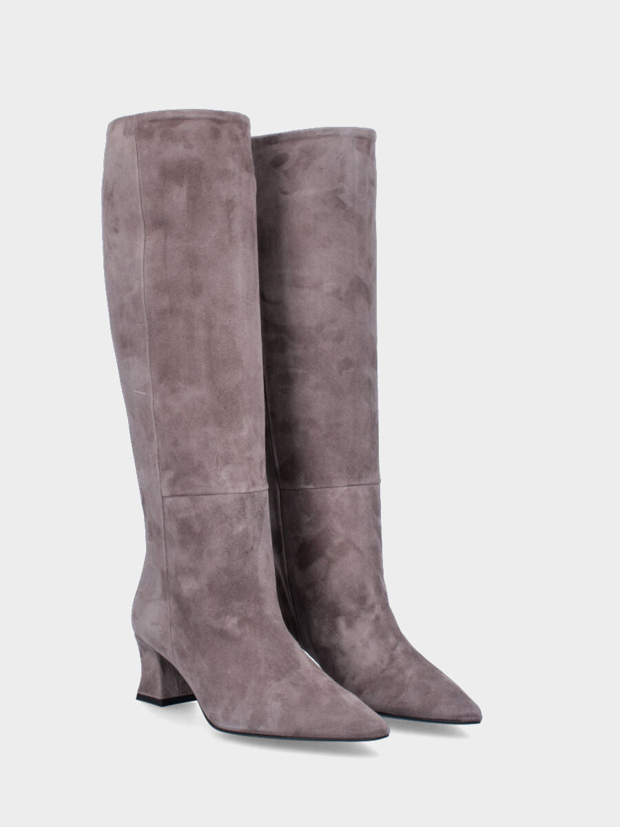 Stivale beige in pelle con punta sfilata e tacco inarcato
