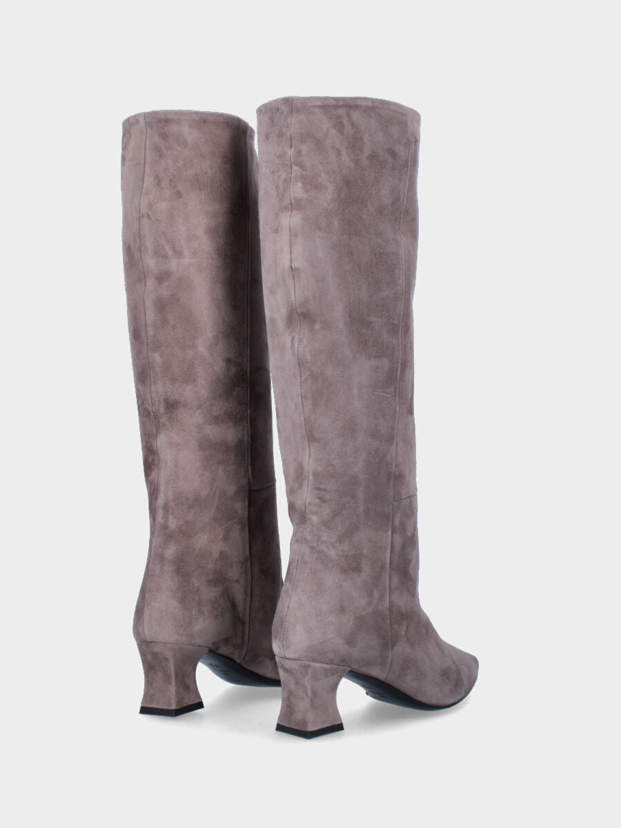 Stivale beige in pelle con punta sfilata e tacco inarcato