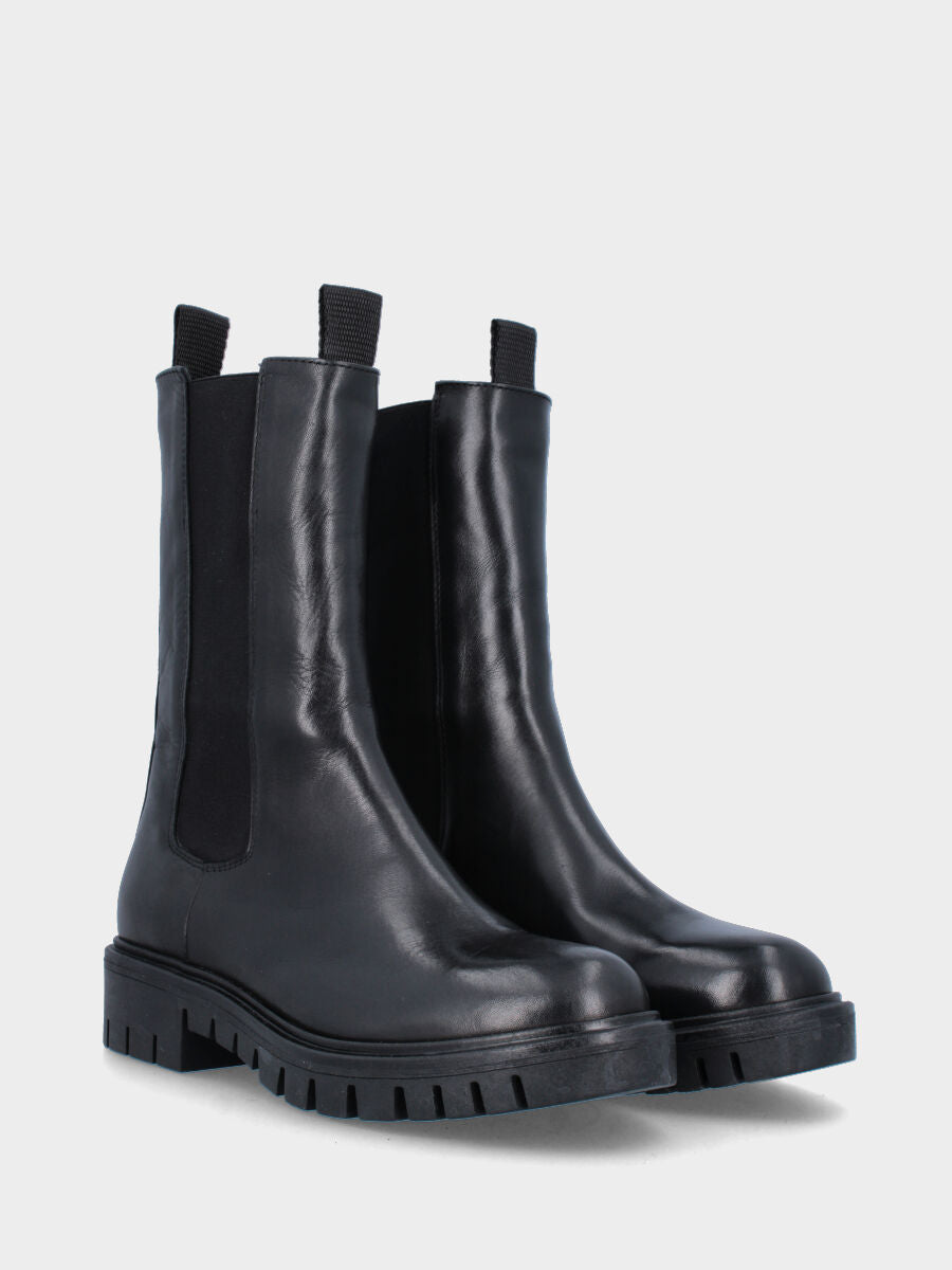 Stivaletto nero in pelle con suola dentellata