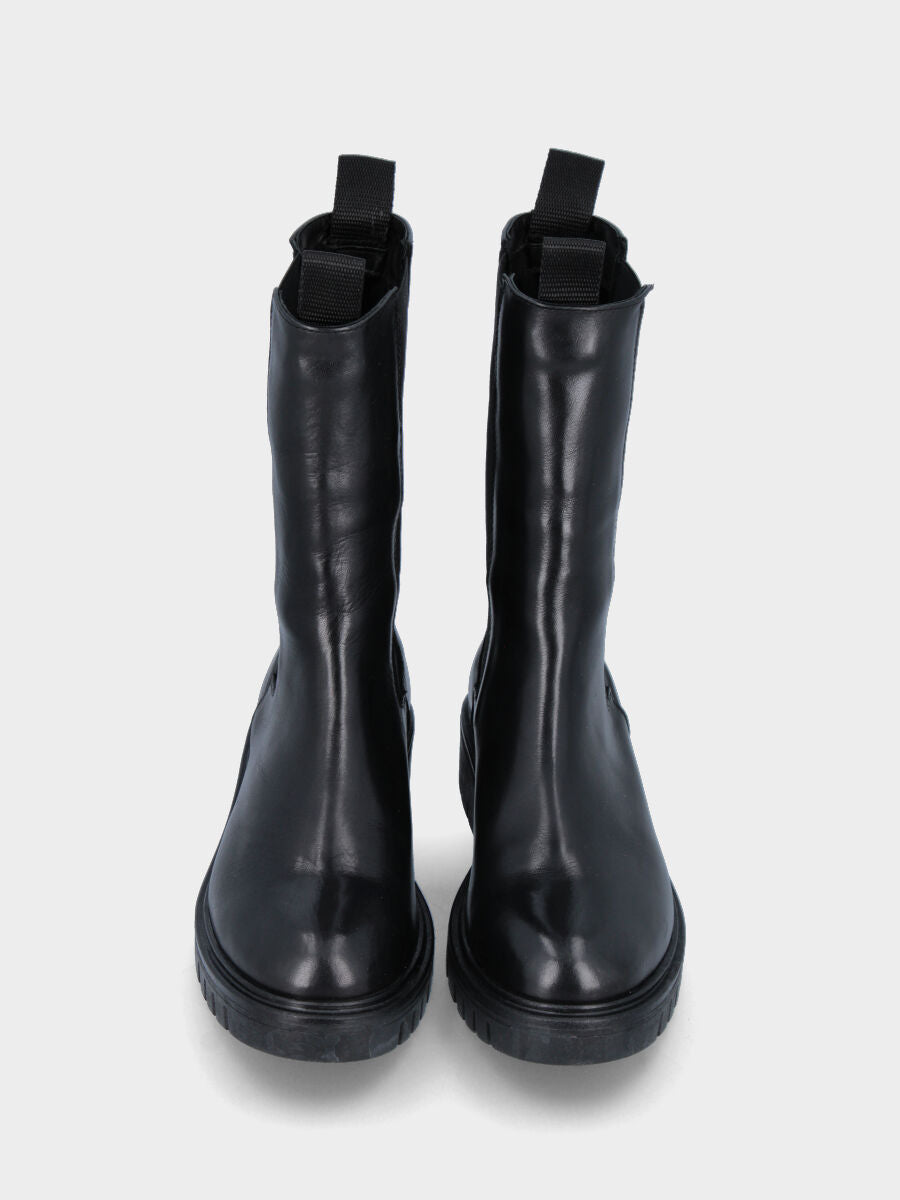 Stivaletto nero in pelle con suola dentellata