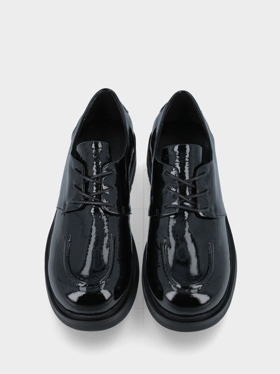 Stringata nera in pelle con suola track