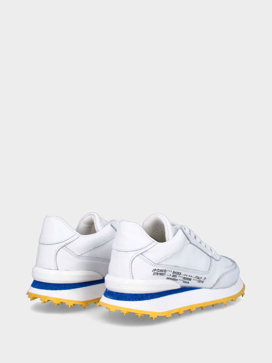 Sneaker bianca in pelle con suola in gomma microporosa