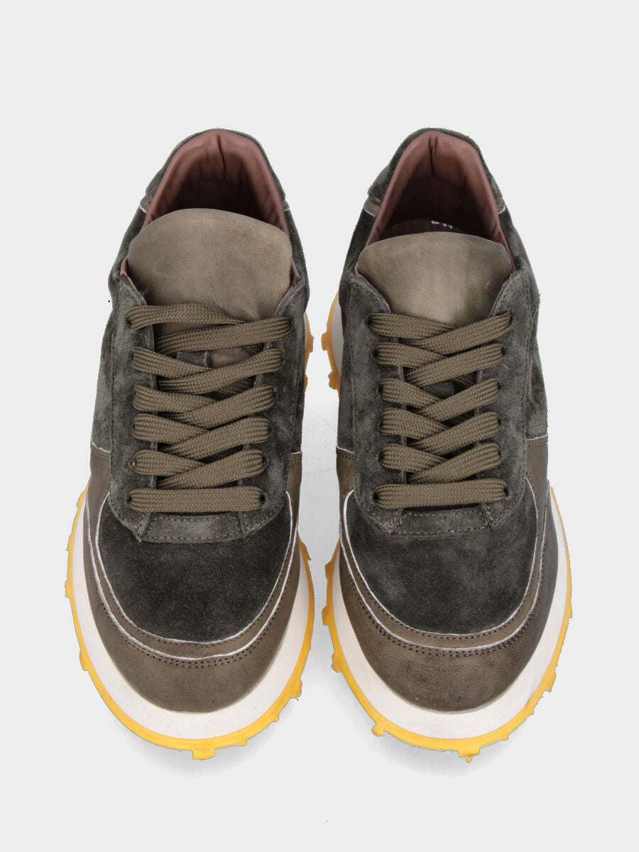 Sneaker verde in pelle con suola in gomma microporosa